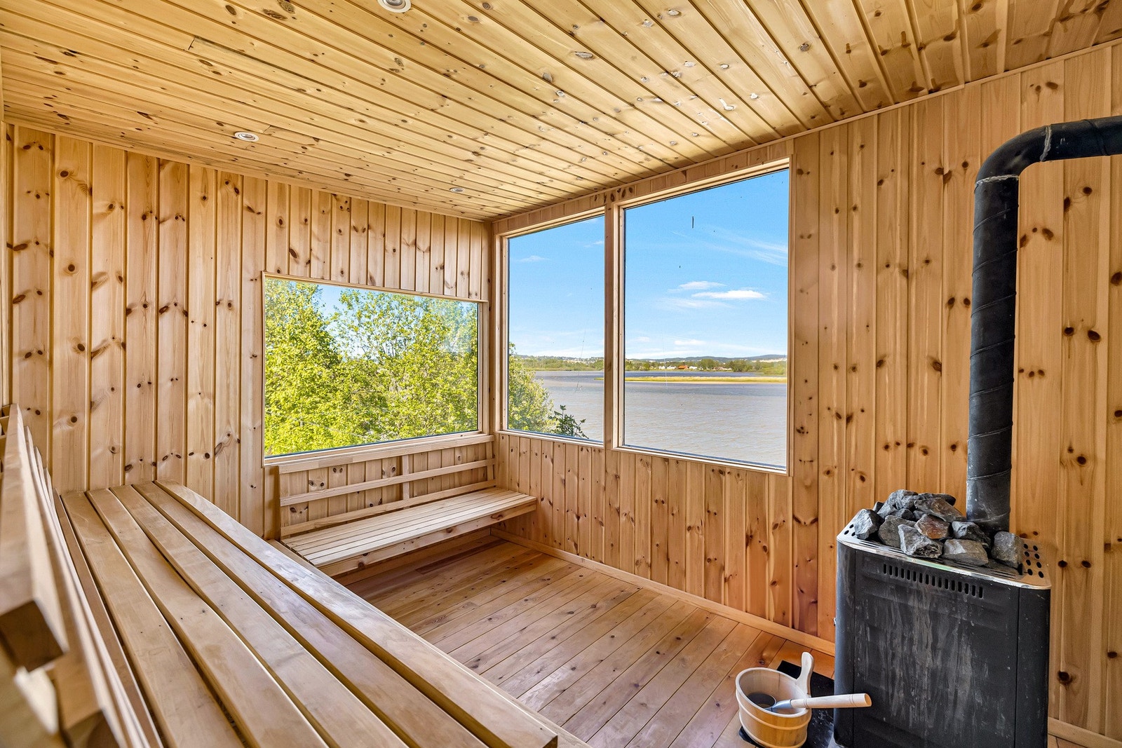 Innvendig er badstuen kledd med trepanel og innredet med benker i tre samt vedfyrt badstuovn (Harvia). Galleribilde
