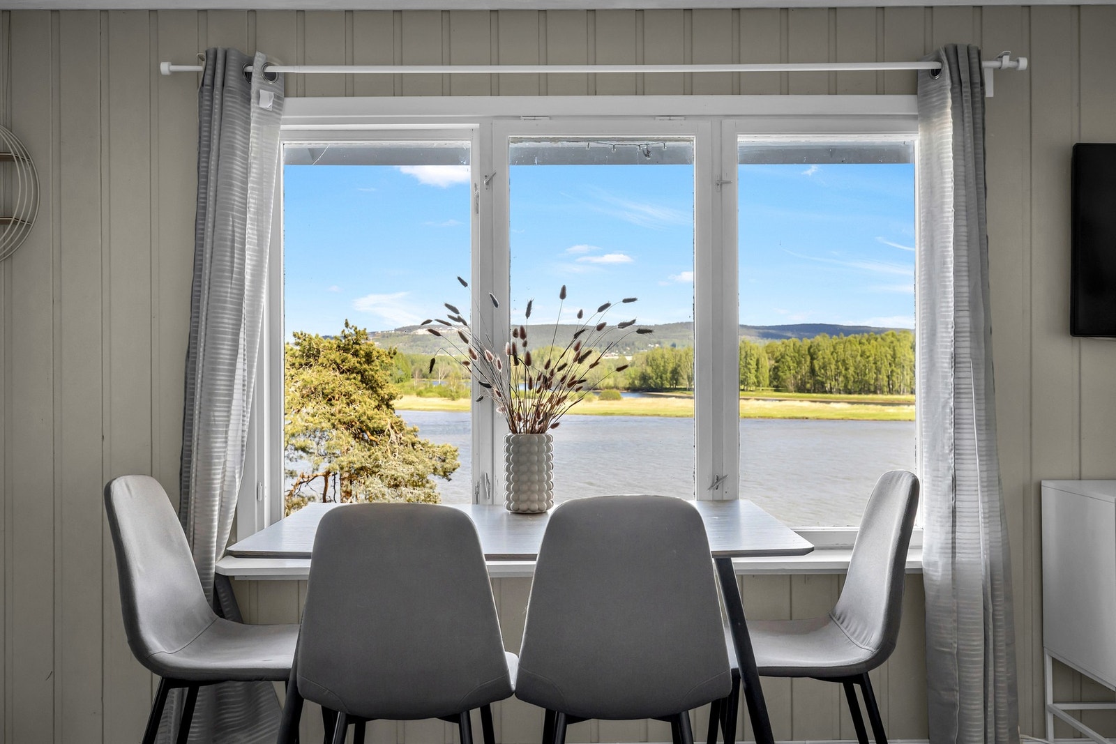 Å spise måltidene foran denne utsikten mot vannet setter en helt egen stemning. Galleribilde