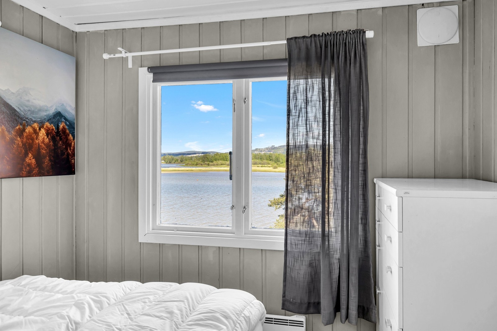 Hovedsoverommet har god plass til dobbeltseng med nattbord og garderobeløsning. Galleribilde