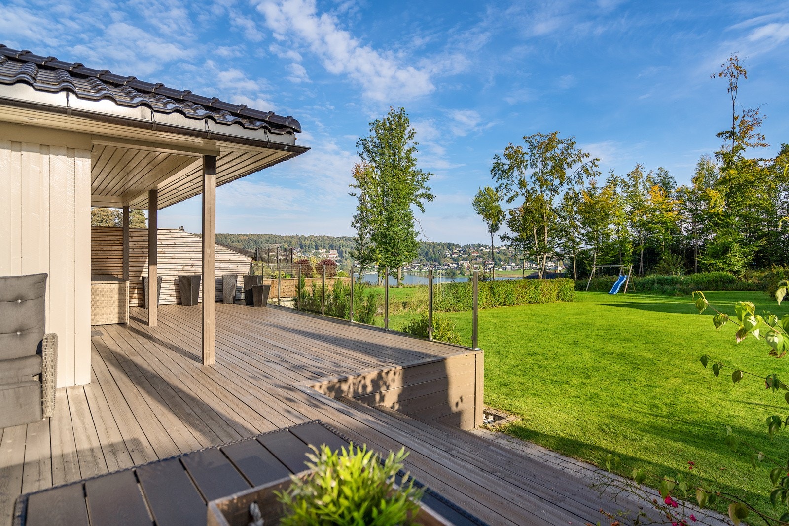 Den store terrassen på hele 117 m² fungerer som en naturlig forlengelse av boligen Galleribilde