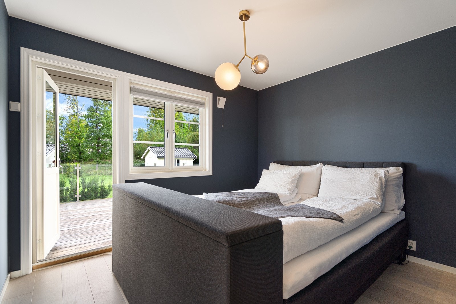 Boligen inneholder fire lyse og romslige soverom, tre i hovedetasjen og ett i kjelleren Galleribilde