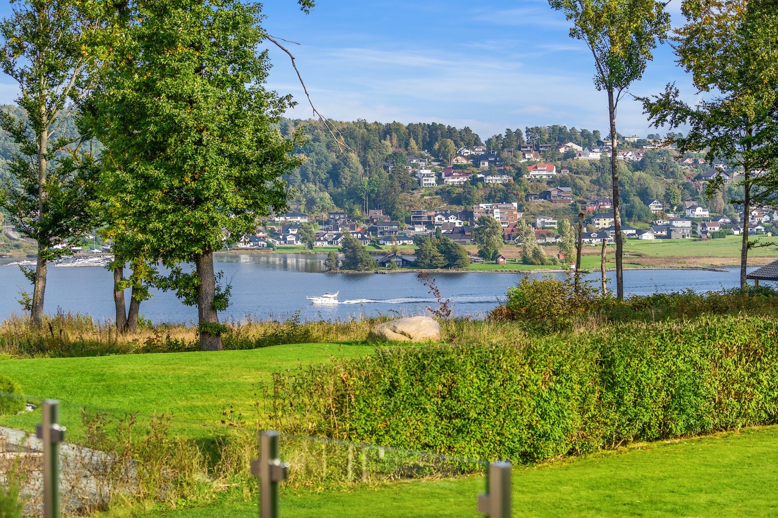 Denne eiendommen gir deg muligheten til å leve det idylliske liv ved vannet, hvor du kan nyte vakre solnedganger, forfriskende bad eller avslappende strandturer på kort varsel. Galleribilde