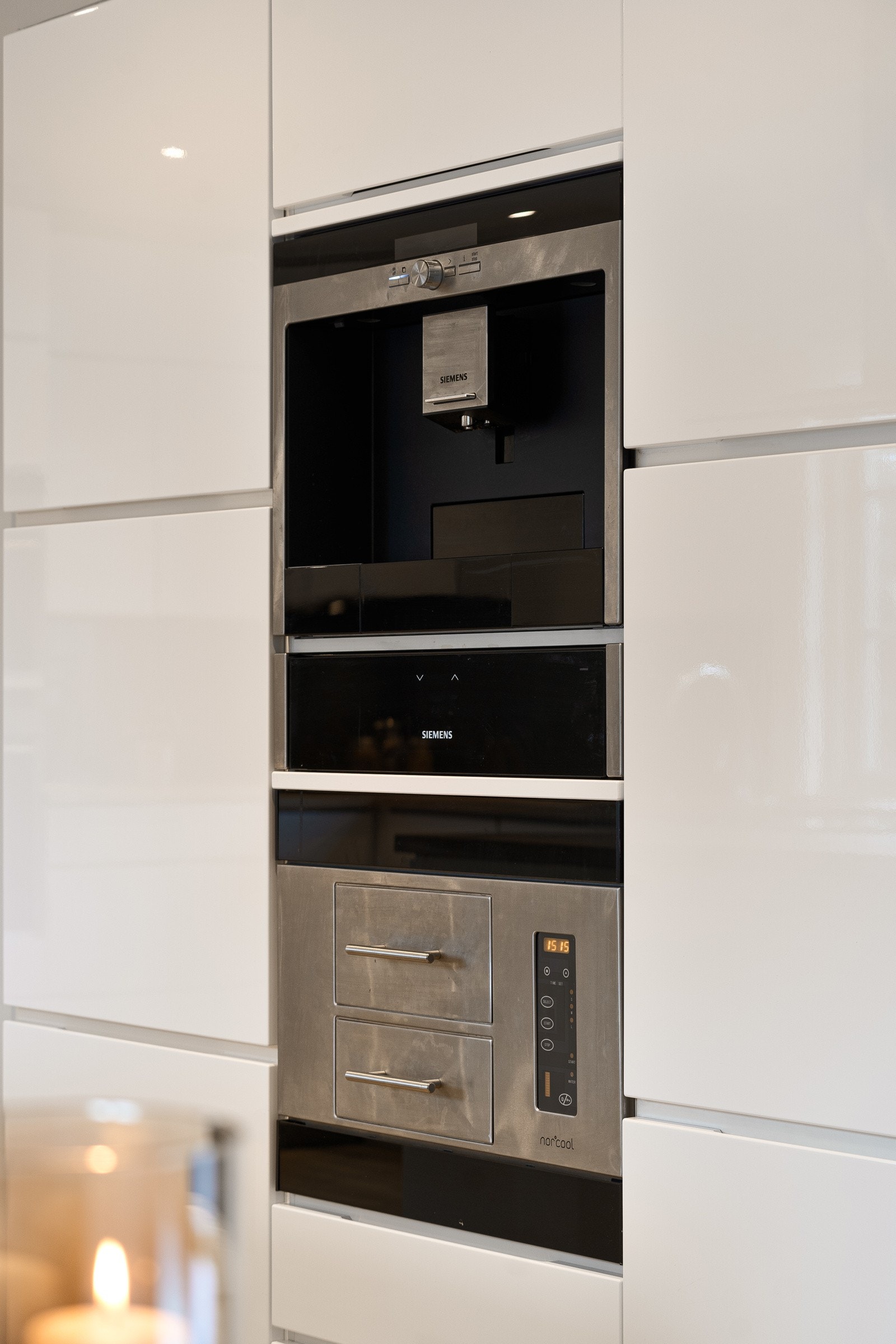 Kjøkkenet er utstyrt med høykvalitets integrerte hvitevarer, inkludert induksjonstopp med fem soner, stekeovn, kjøleskap, kombinert mikro/stek, isbitmaskin, varmeskuff, oppvaskmaskin og kaffemaskin. Galleribilde