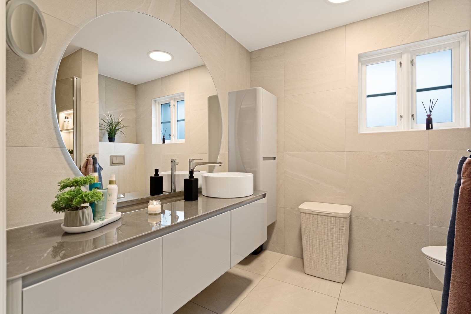 Boligen har to moderne bad, begge oppgradert i 2020 med kvalitetsmaterialer. Galleribilde