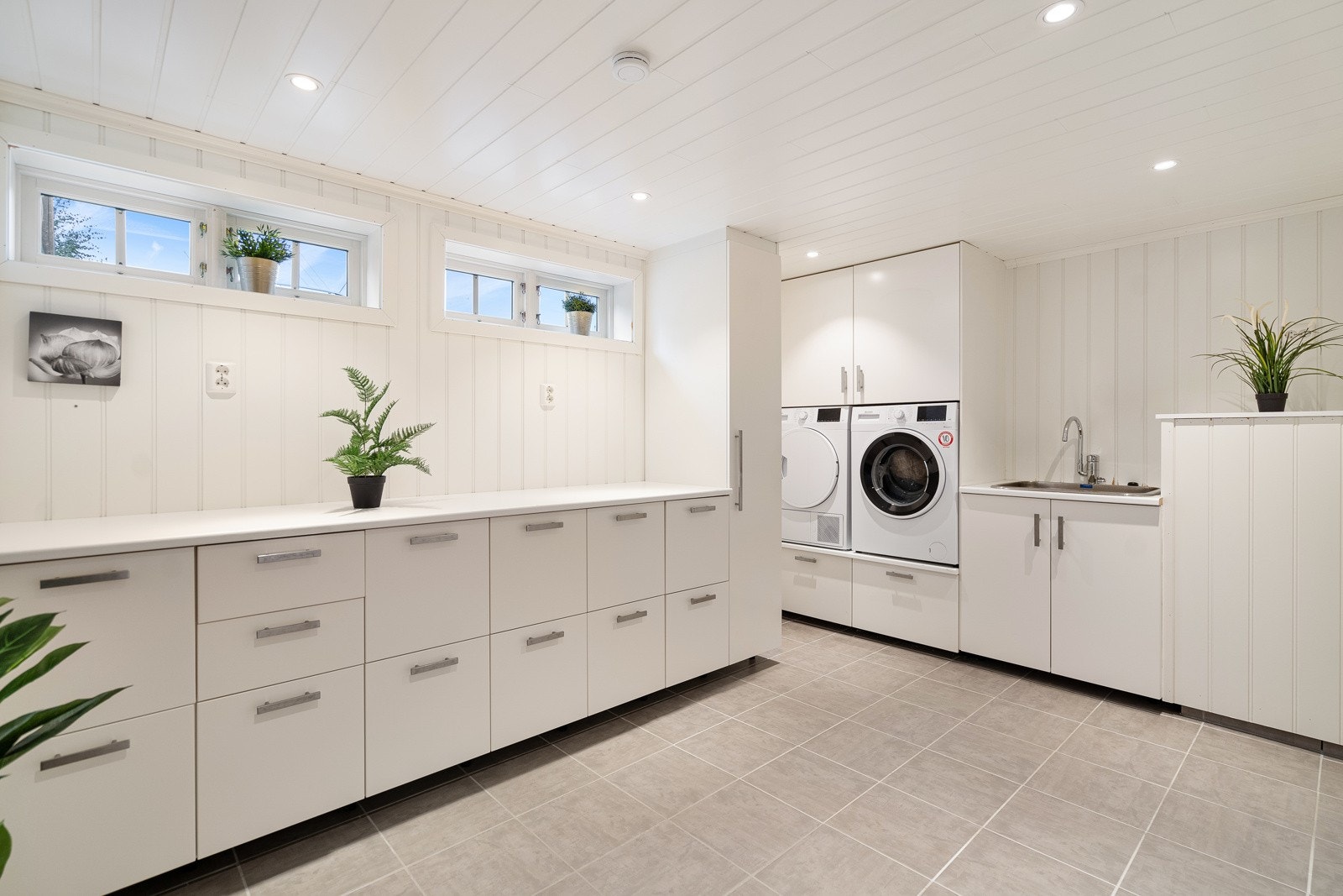 Romslig og praktisk vaskerom Galleribilde