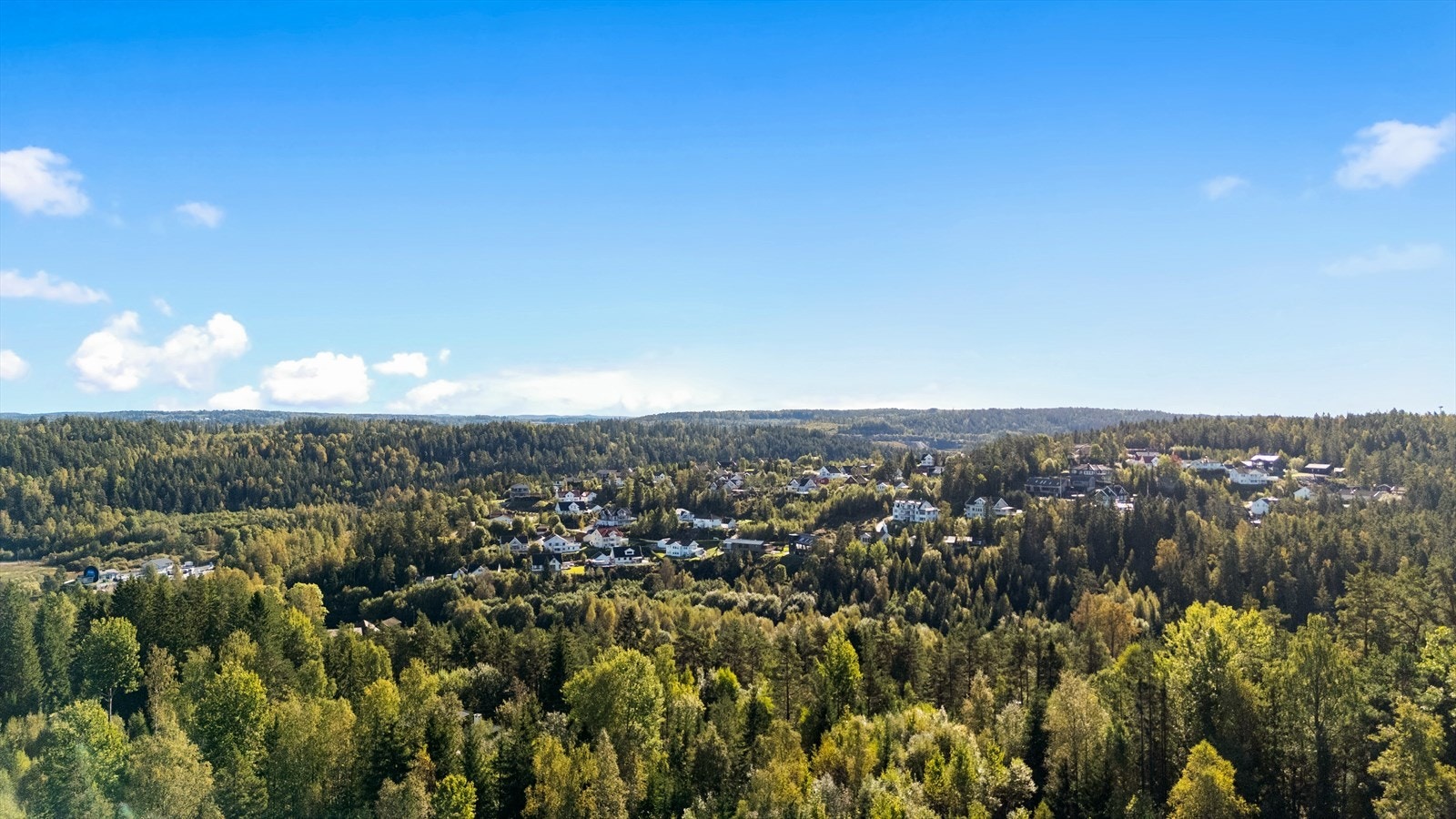 Fra Vinterbro er det kort vei til servicetilbud som Alti Vinterbro, med rundt 80 butikker og spisesteder. Galleribilde