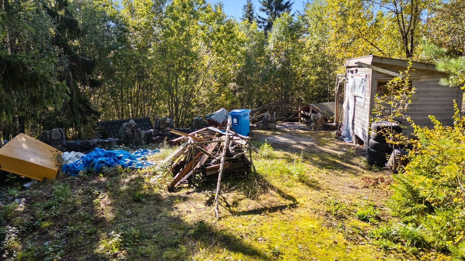 På tomten finnes også en eldre grunnmur hvor en tidligere bygning har stått. Galleribilde