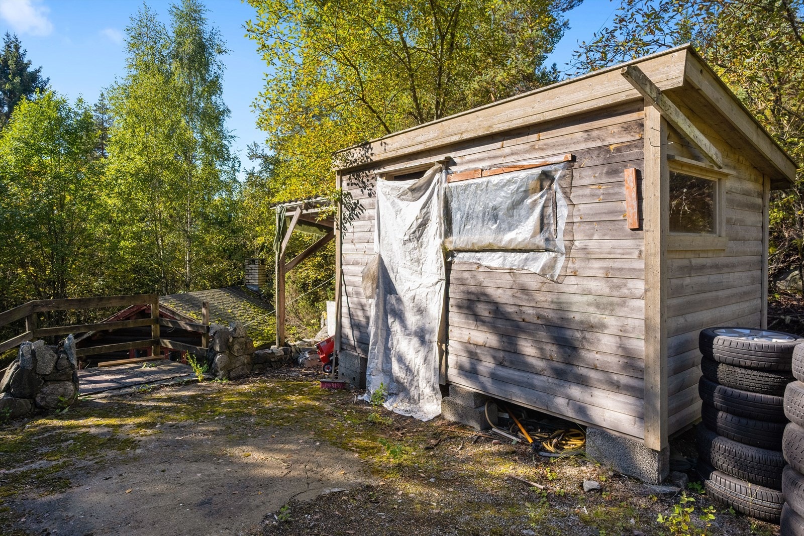 En av de utvendige bodene på eiendommen, som gir lagringsmuligheter. Galleribilde