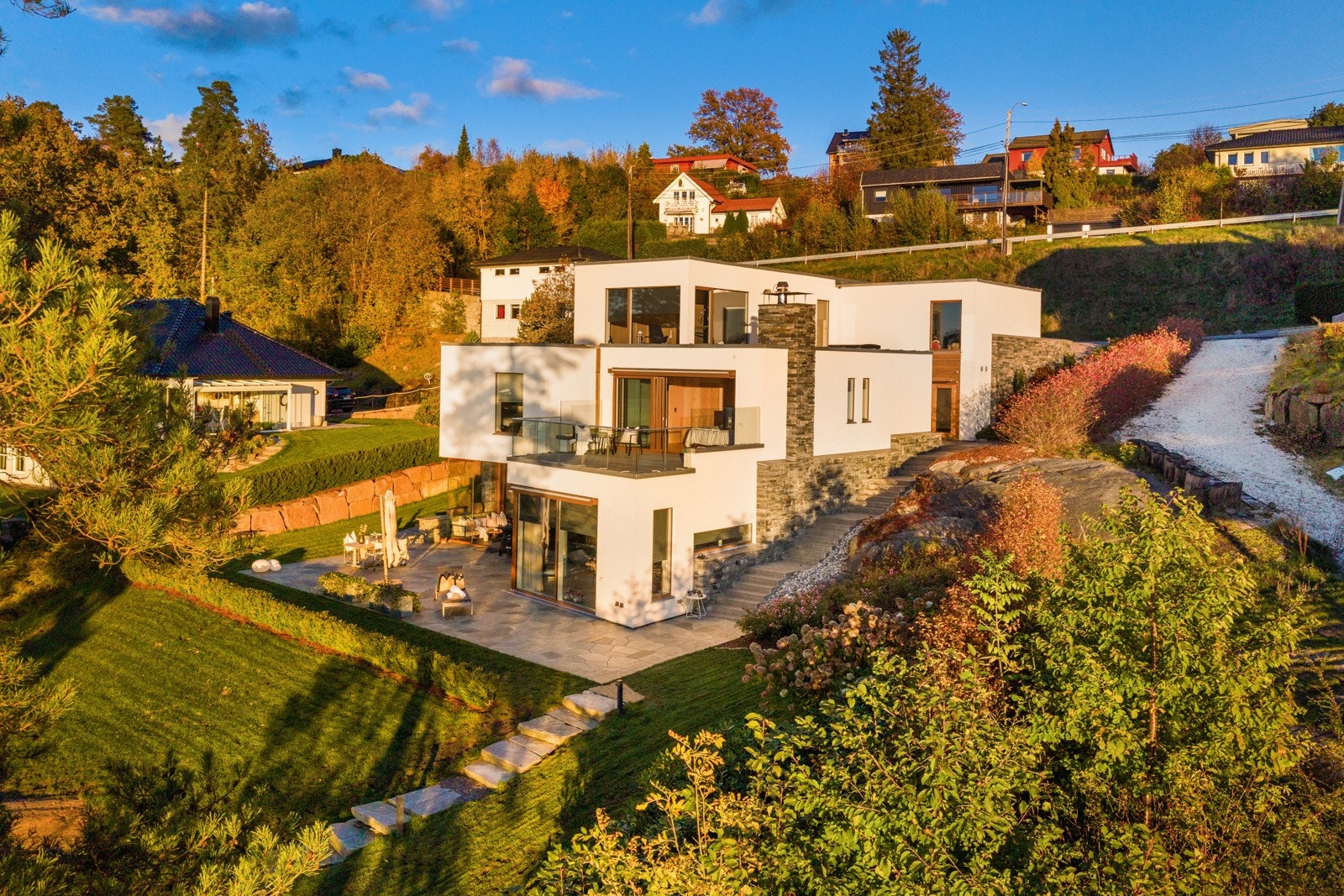 Boligen ligger høyt og fritt med nydelig utsikt Galleribilde