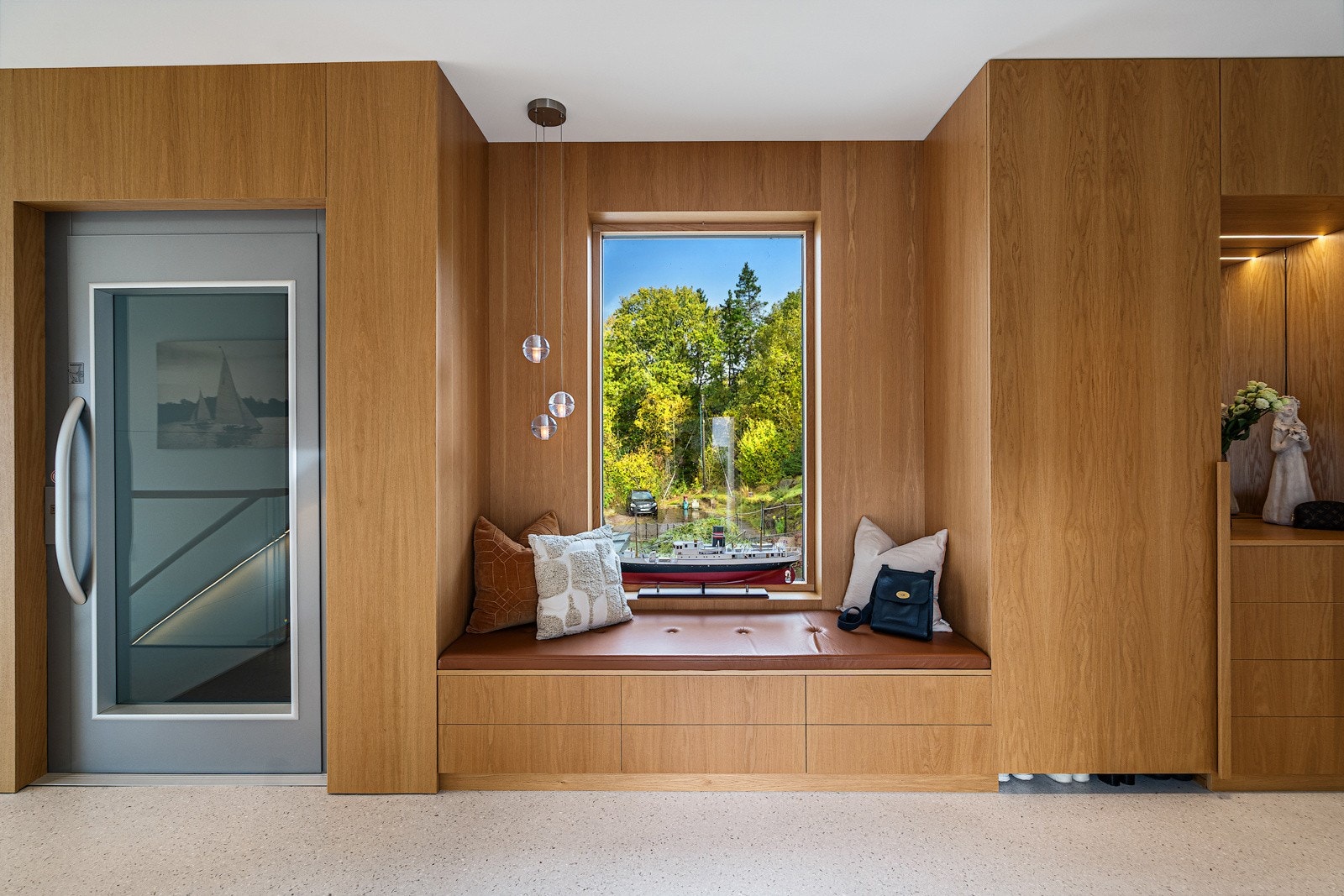 Det går heis gjennom alle etasjene - Perfekt for fremtiden eller transport av varer ned til kjøkken Galleribilde