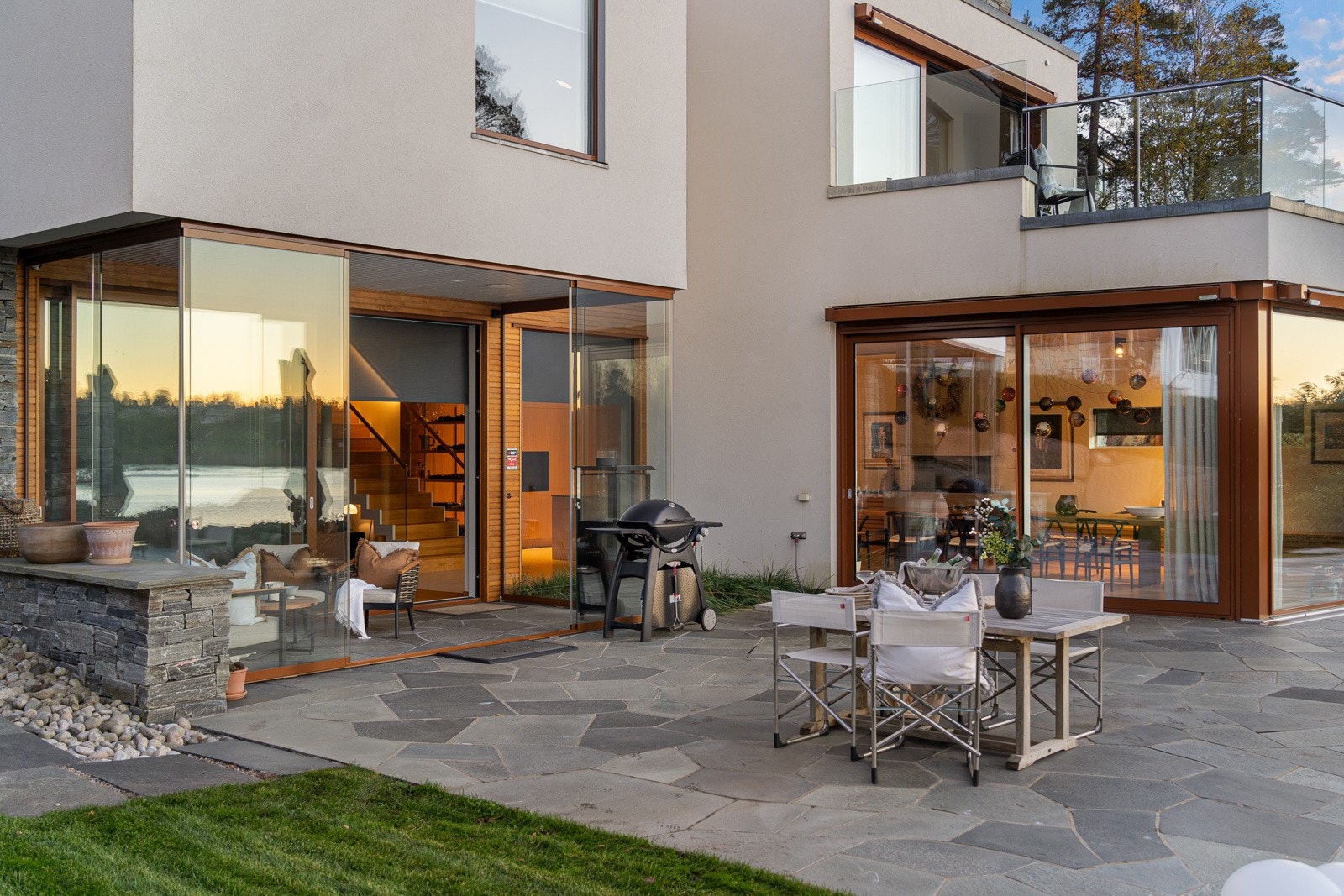 Vestvendt terrasse bellagt med nydelig Oppdal Skifer Galleribilde