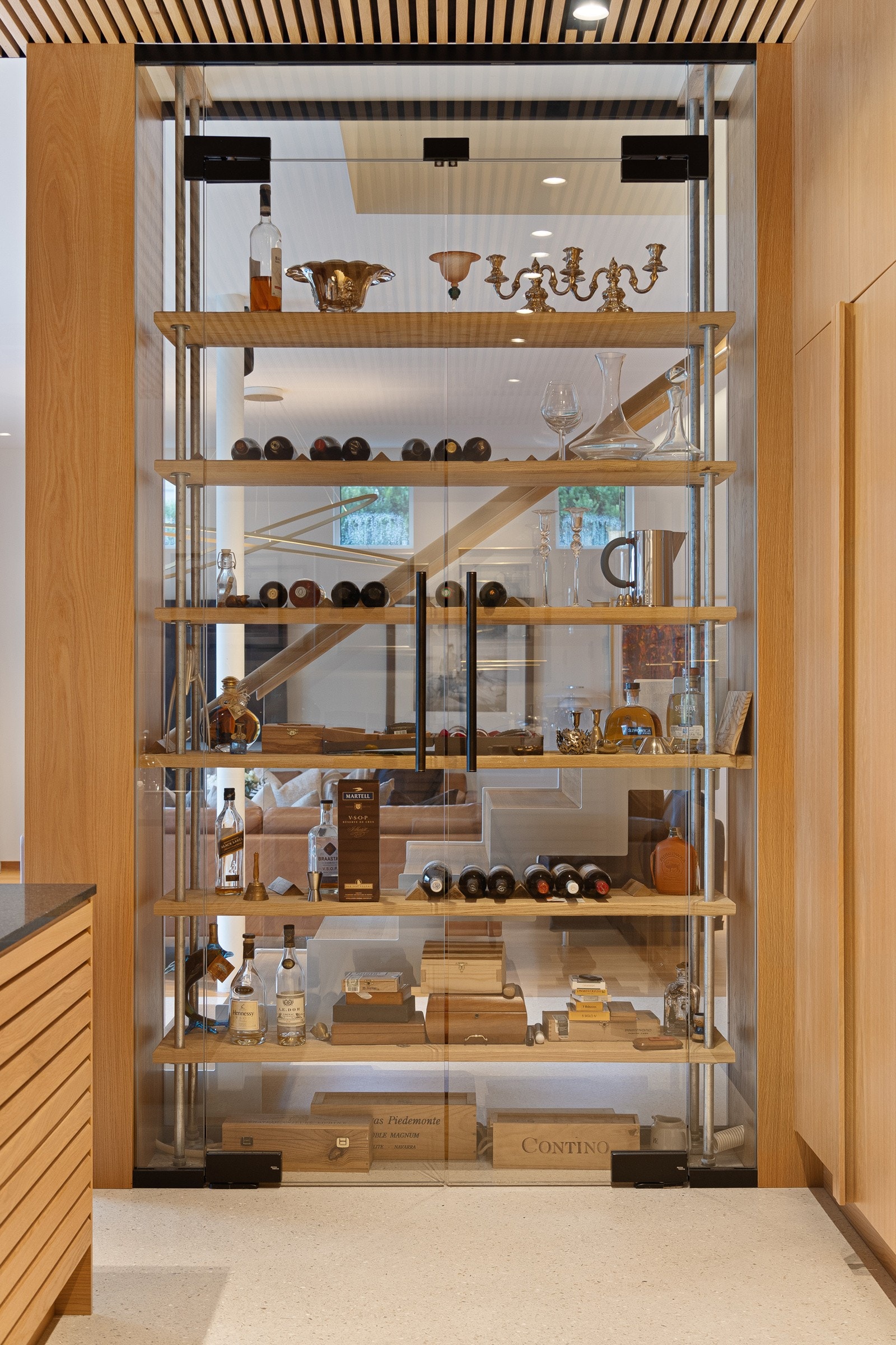 Artig glasshylle under trappen Galleribilde