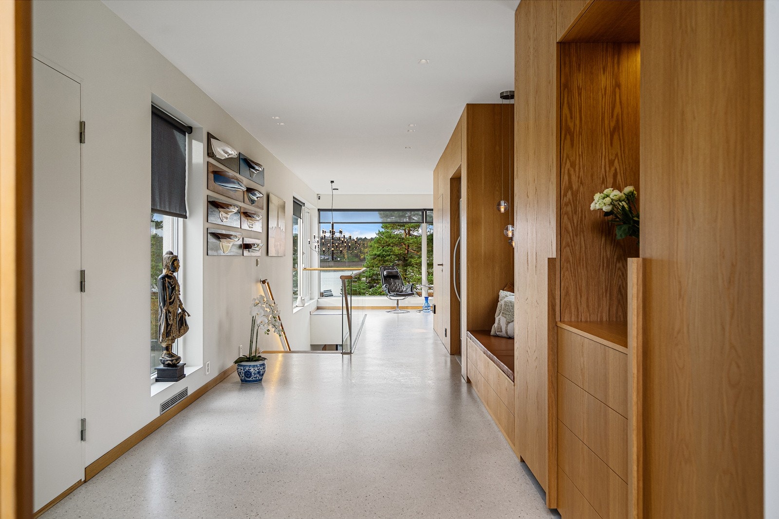 Det er direkte adkomst til garasjen fra hallen - Perfekt å gå tørskodd inn og ut til bilen Galleribilde