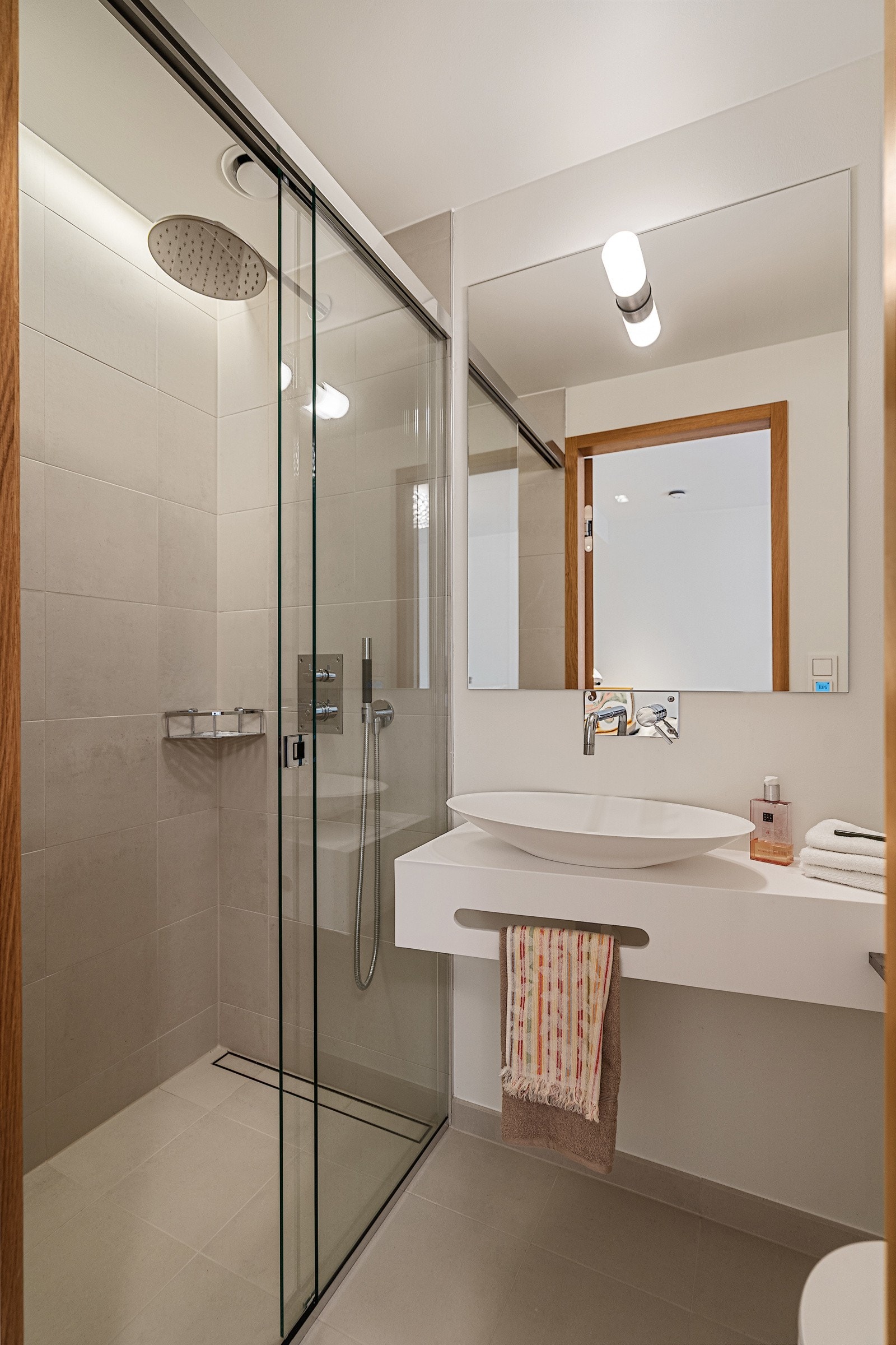 Lekkert bad tilhørende soverom 2 Galleribilde