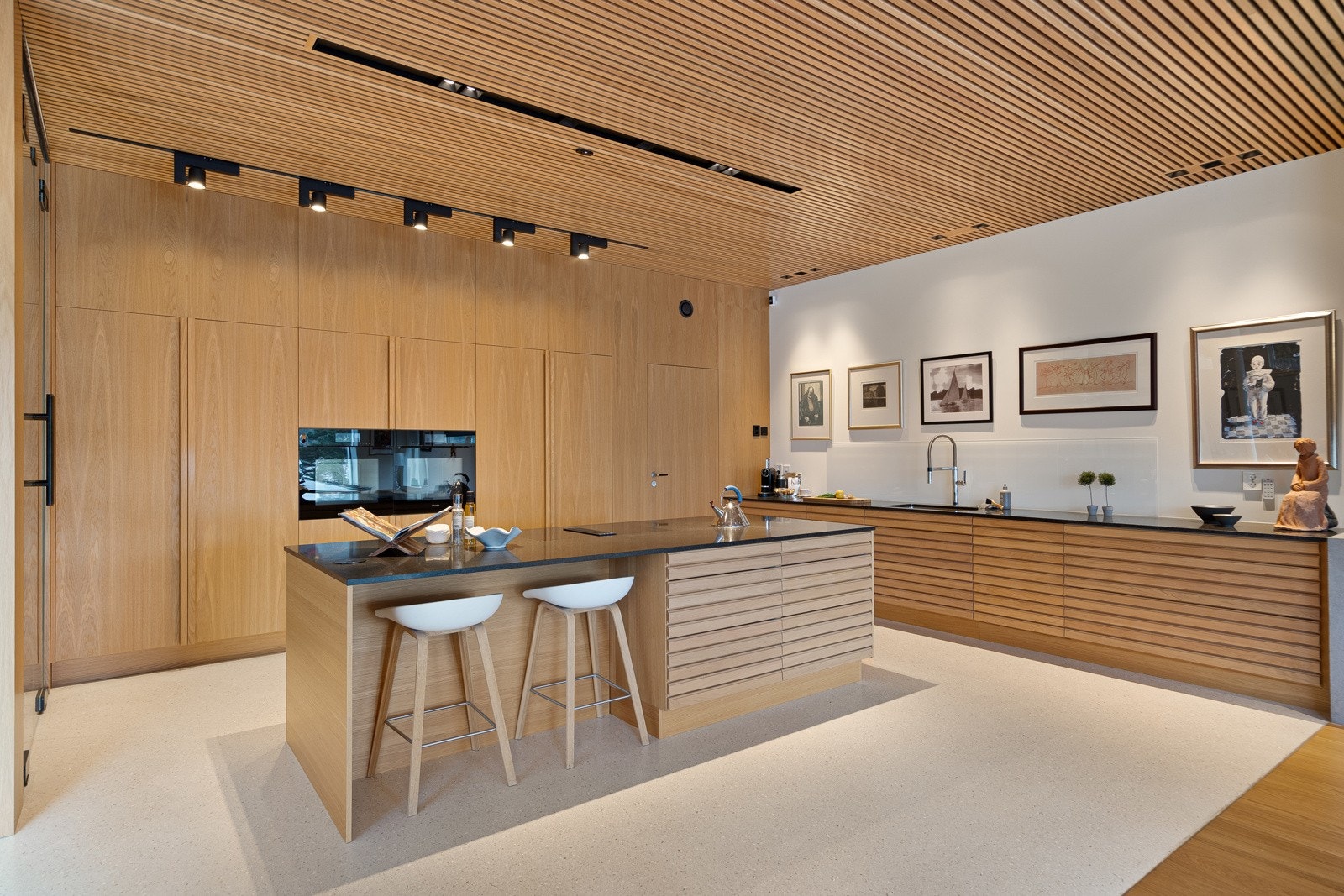 Plassbygget kjøkken i type Svane med inntegrerte hvitevarer merket Miele - Grovkjøkken og kjølerom med inngang fra kjøkkeninnredning Galleribilde