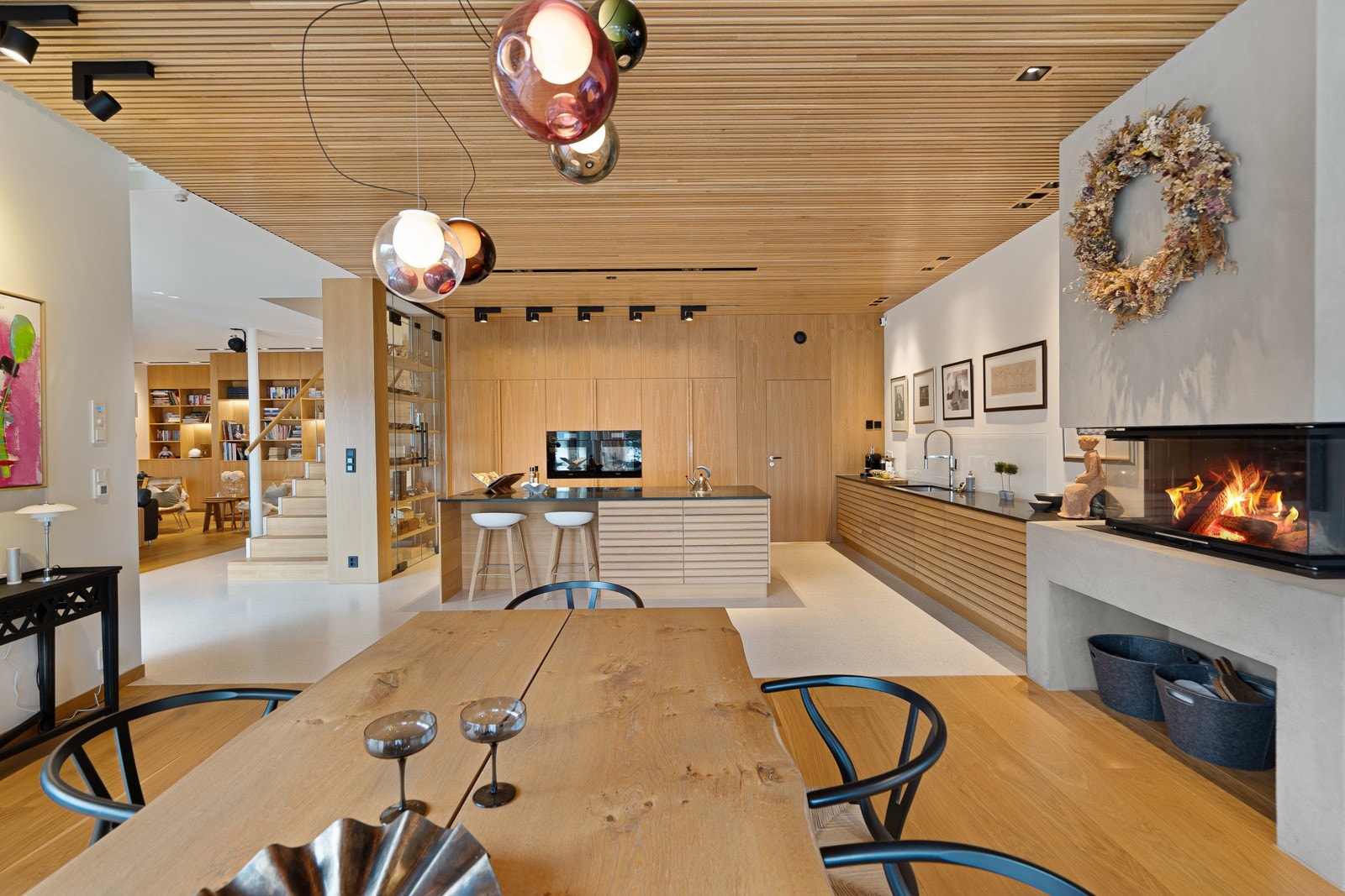 Velutstyrt og eksklusivt kjøkken med innredning fra Svane med alt av Miele hvitevarer Galleribilde