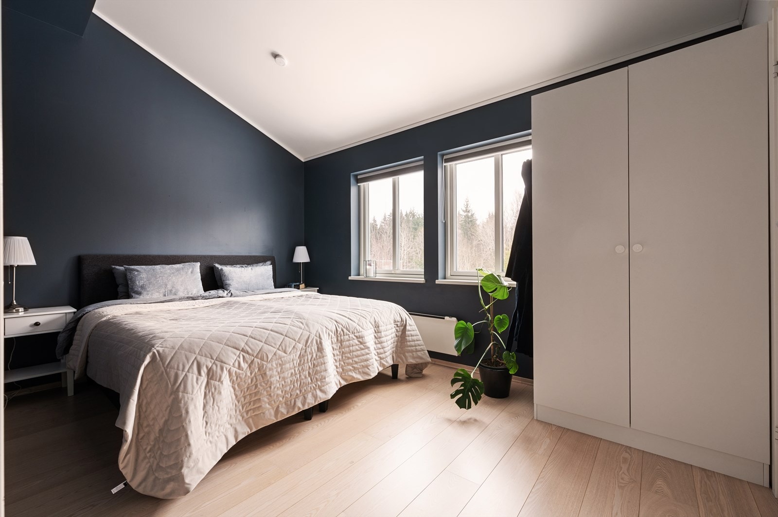 Boligen har to gode soverom. Hovedsoverommet har god plass til dobbeltseng og tilhørende nattbord. Galleribilde