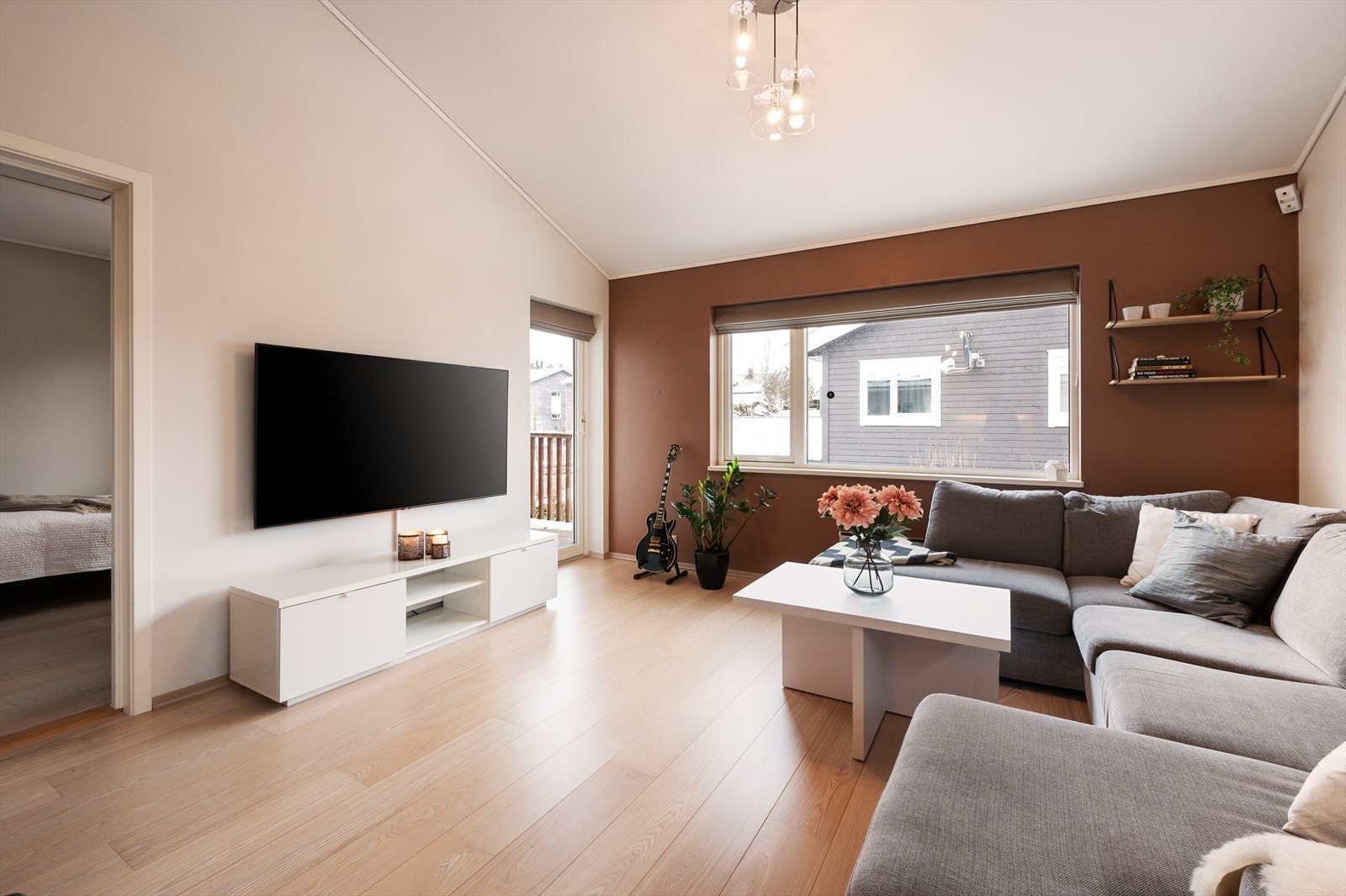 Stuen har gode møbleringsmuligheter med plass til både spisestuebord og sofagruppe. Galleribilde