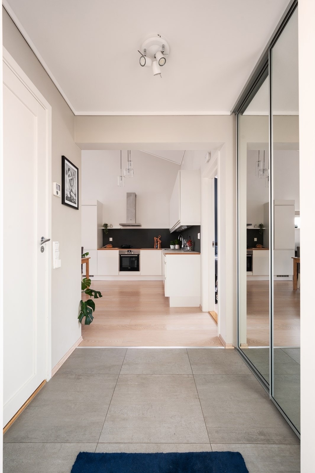 Romslig entré med skyvedørsgarderobe som gir oppbevaringmuligheter for både yttertøy og sko. Flislagt gulv i entré med varmekabler gir et godt førsteinntrykk. Galleribilde