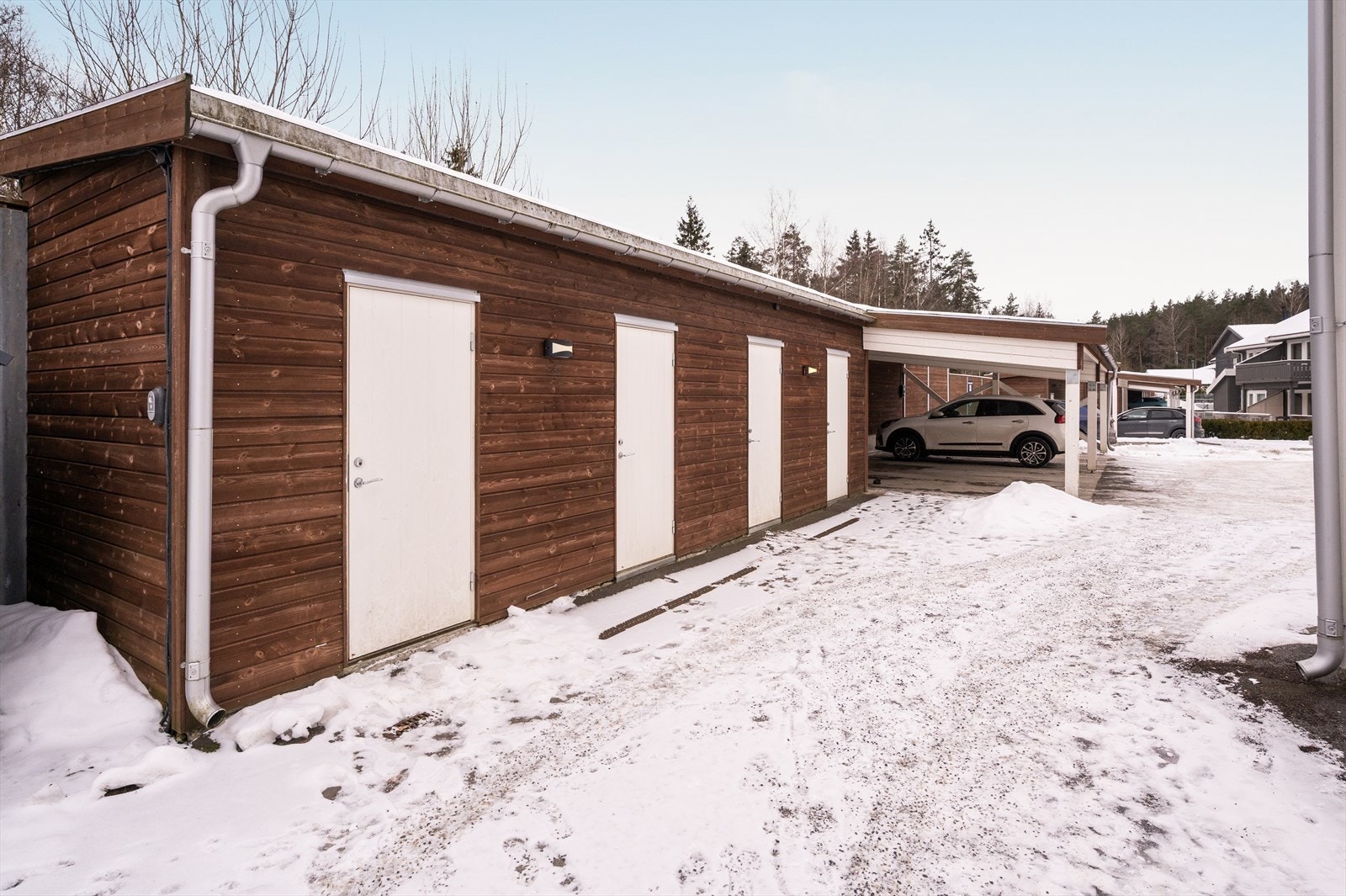 Leiligheten disponerer en utvendig bod i tilknytning til carporten på ca. 5m². Galleribilde