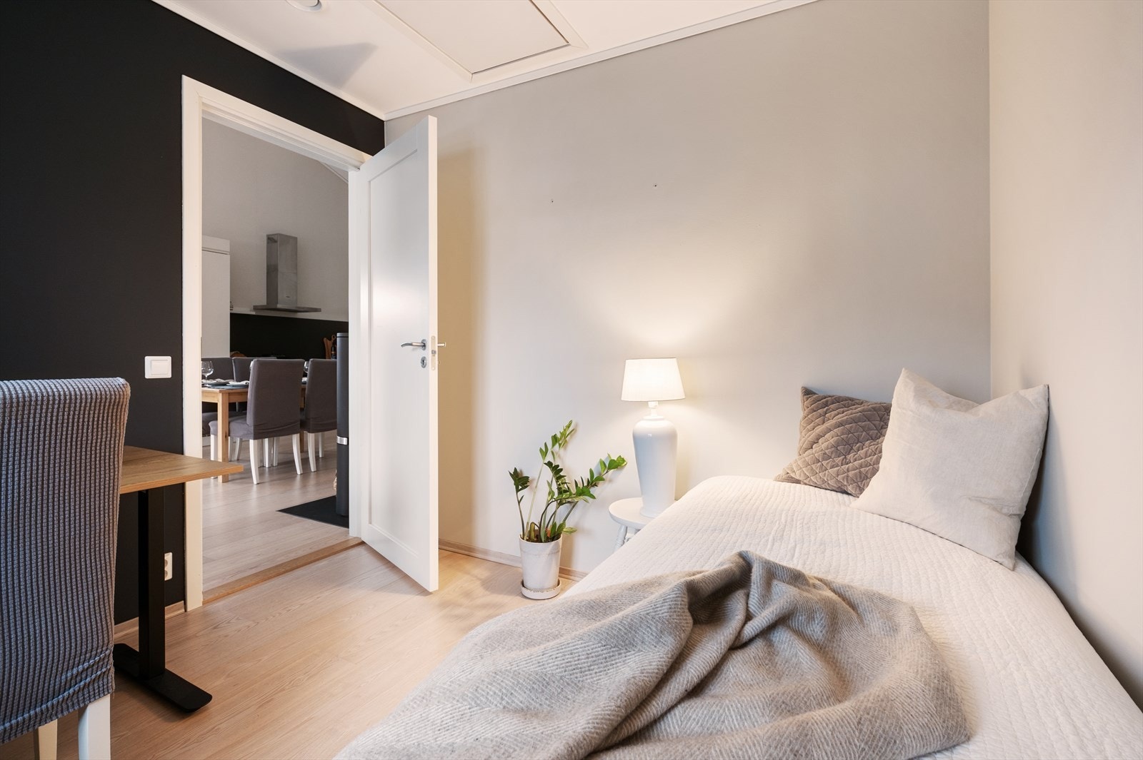 Boligen har ellers lagringsmulighet på kaldloft via luke med nedfellbar loftstige på det minste soverommet. Galleribilde