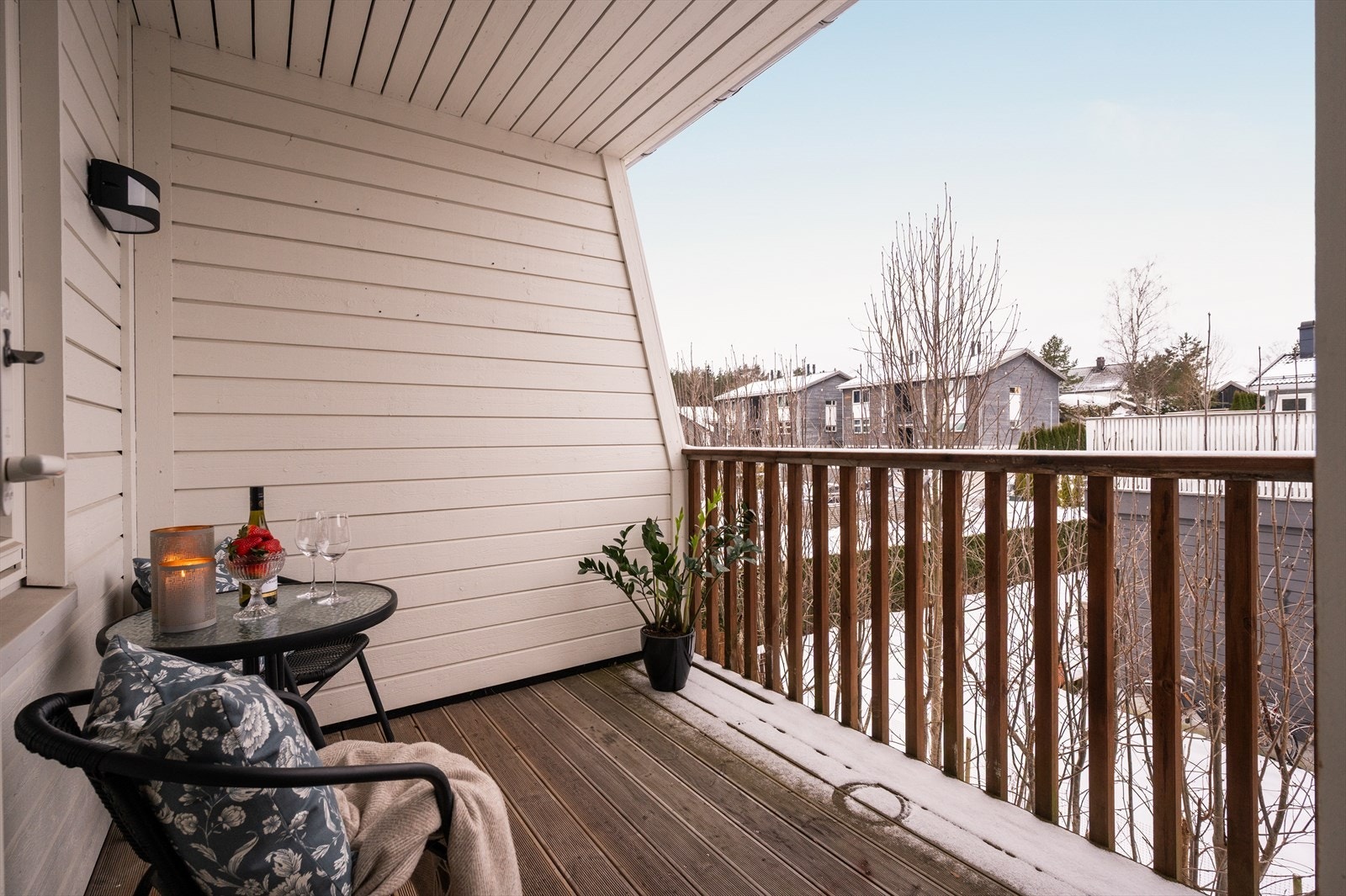 Utgang fra stuen til en hyggelig vestvendt balkong med gode solforhold. Galleribilde