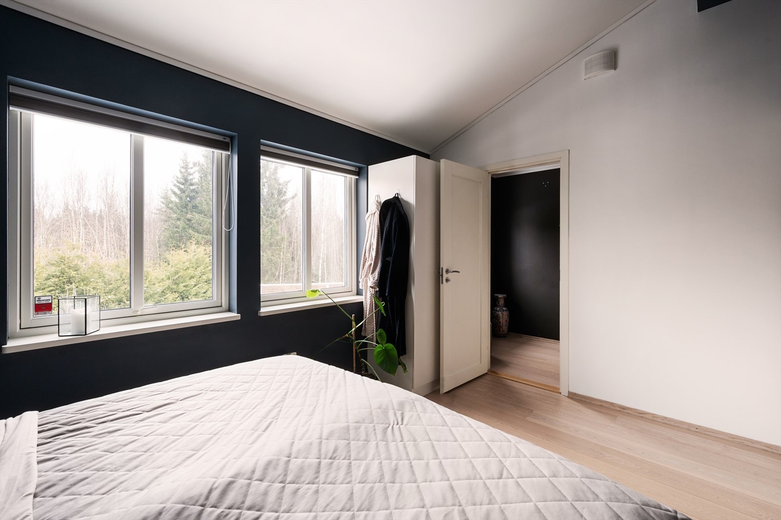 Her er det også generøs takhøyde og store vindusflater som gir godt med naturlig lys og god romfølelse. Galleribilde