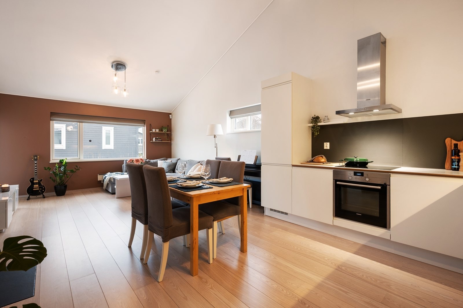 Kjøkkenet har en innredning med lyse og slette fronter og benkeplatene er i laminat med nedfelt oppvaskkum i rustfritt stål. Integrerte hvitevarer som komfyr, stekeovn, oppvaskmaskin, og kjøle/frys medfølger boligen. Galleribilde