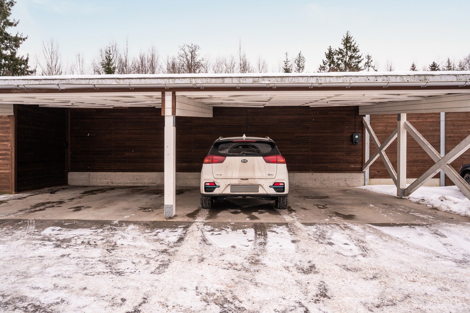 Carport ca. 30 meter fra boligen med elbillader. Galleribilde