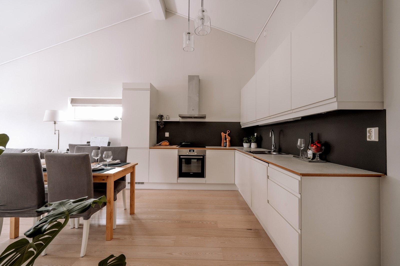 Kjøkkenet er i åpen løsning mot stue, og har fin størrelse. Galleribilde