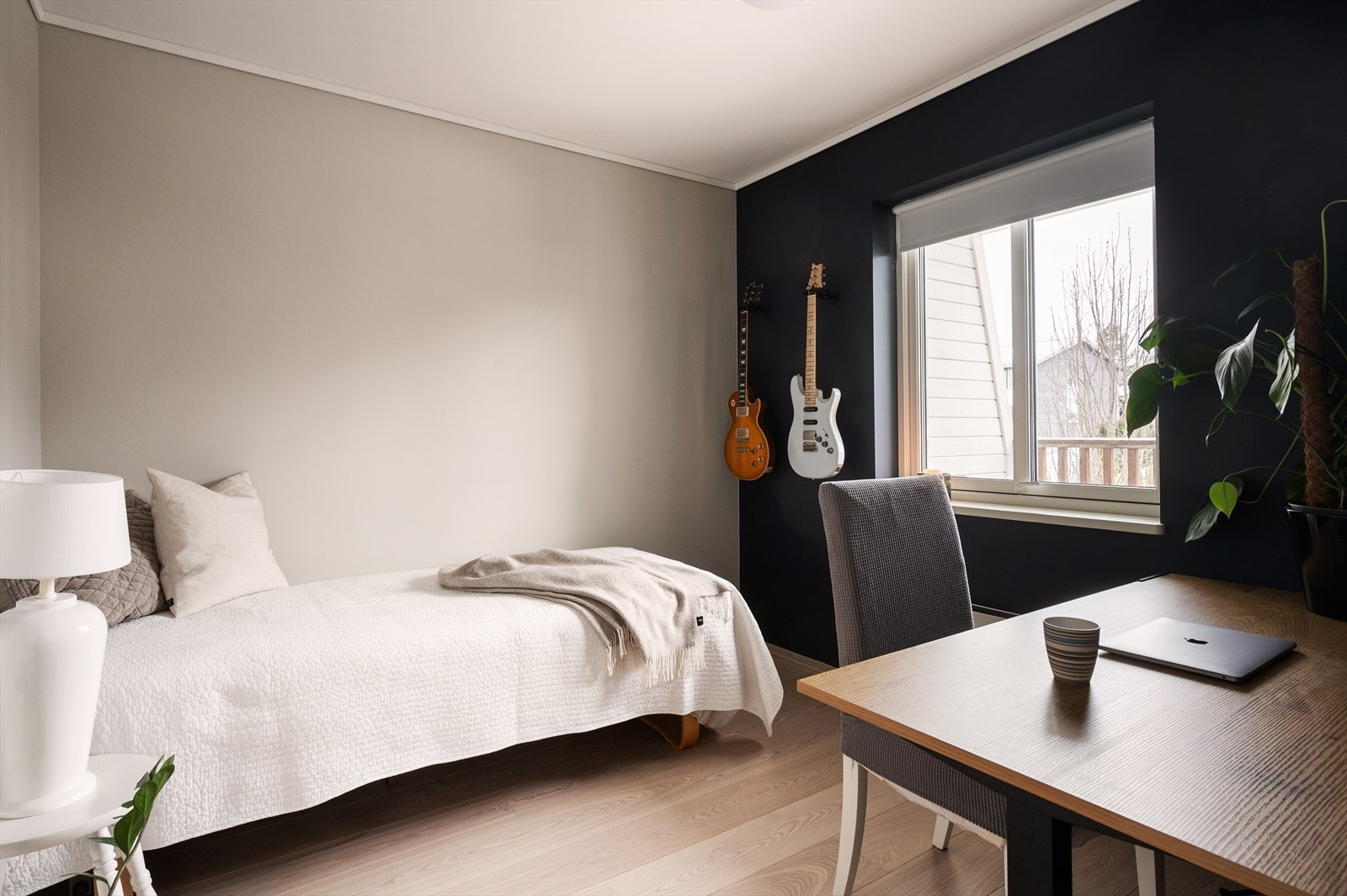 Soverom II er også av god størrelse og har plass til seng med tilhørende møblement. Bruk gjerne det ekstra soverommet som barnerom eller gjesterom eller hjemmekontor. Galleribilde