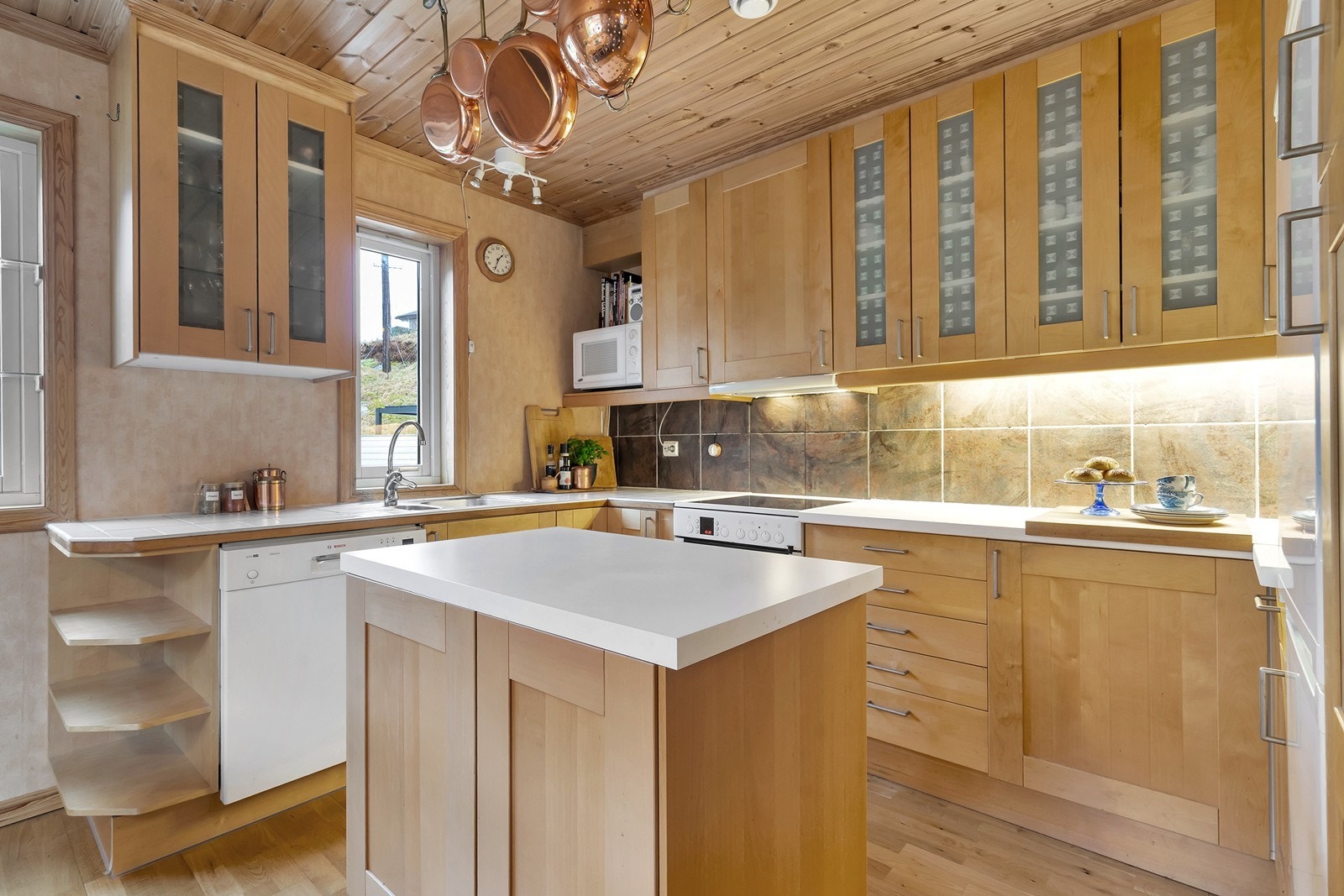 Kjøkken med hvitevarer Galleribilde