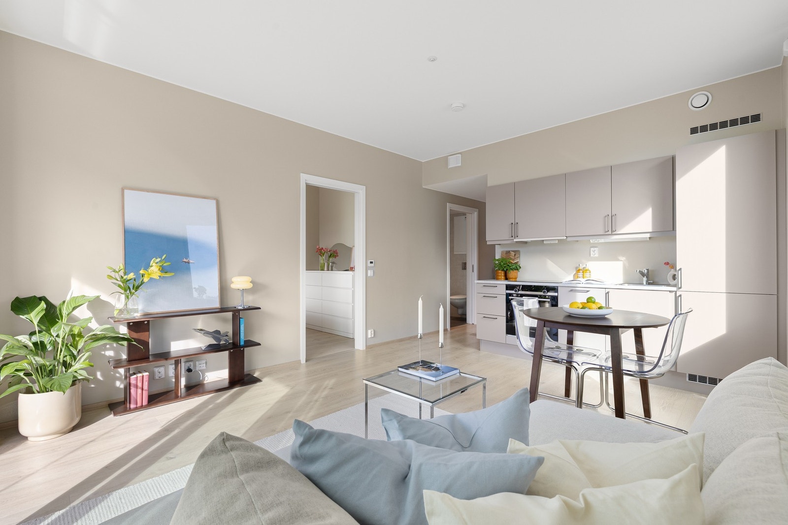 Ladebekken 46 B ligger i umiddelbar nærhet til "alt" du trenger. Bare noen få minutters gange unna leiligheten har du bl. annet Bølgen frisør, Snurr Nyhavna, TrenHer, City Lade og dagligvarekjedene Kiwi og Coop Extra. Galleribilde