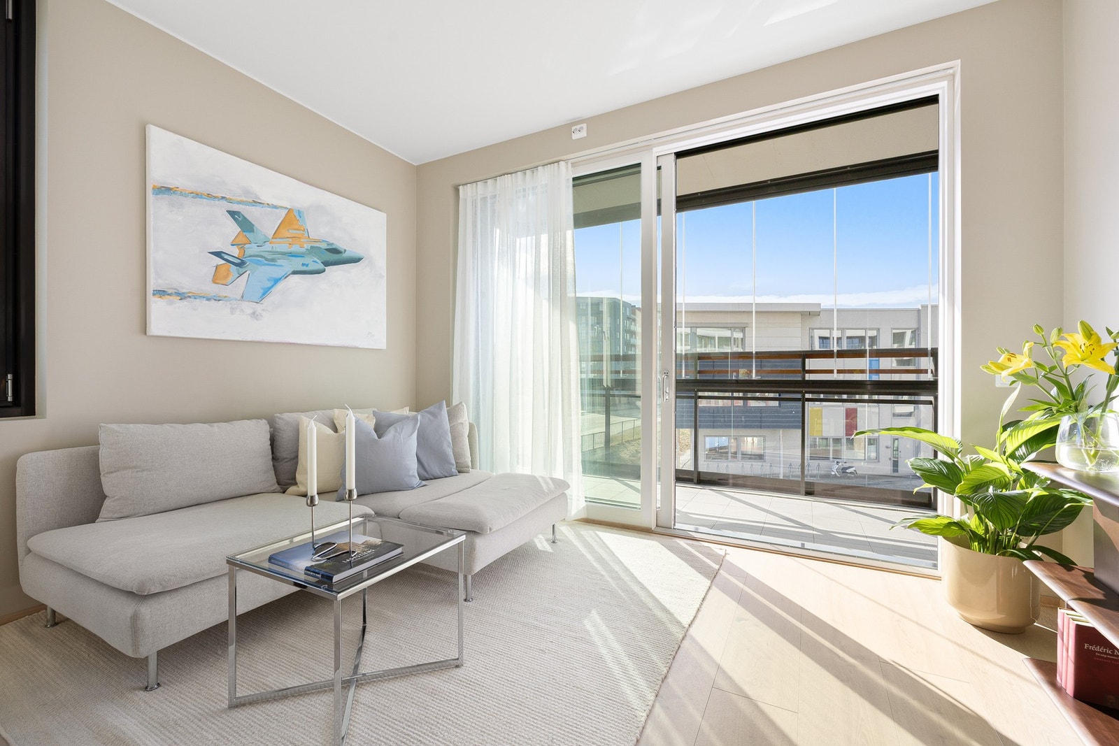 Store vindusflater sørger for godt med naturlig lysinnslipp, og gir en luftig og romslig atmosfære i oppholdsrommet. Galleribilde