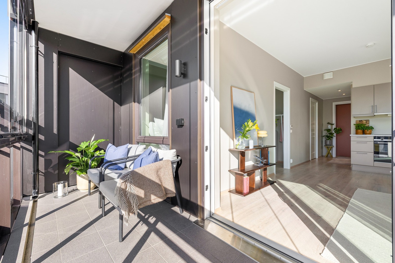 Med byggeår 2024 nyter leiligheten godt av en svært god standard og har garanti helt frem til 2029. Moderne fasiliteter som heisadkomst, vannbåren gulvvarme og balansert ventilasjon. Galleribilde