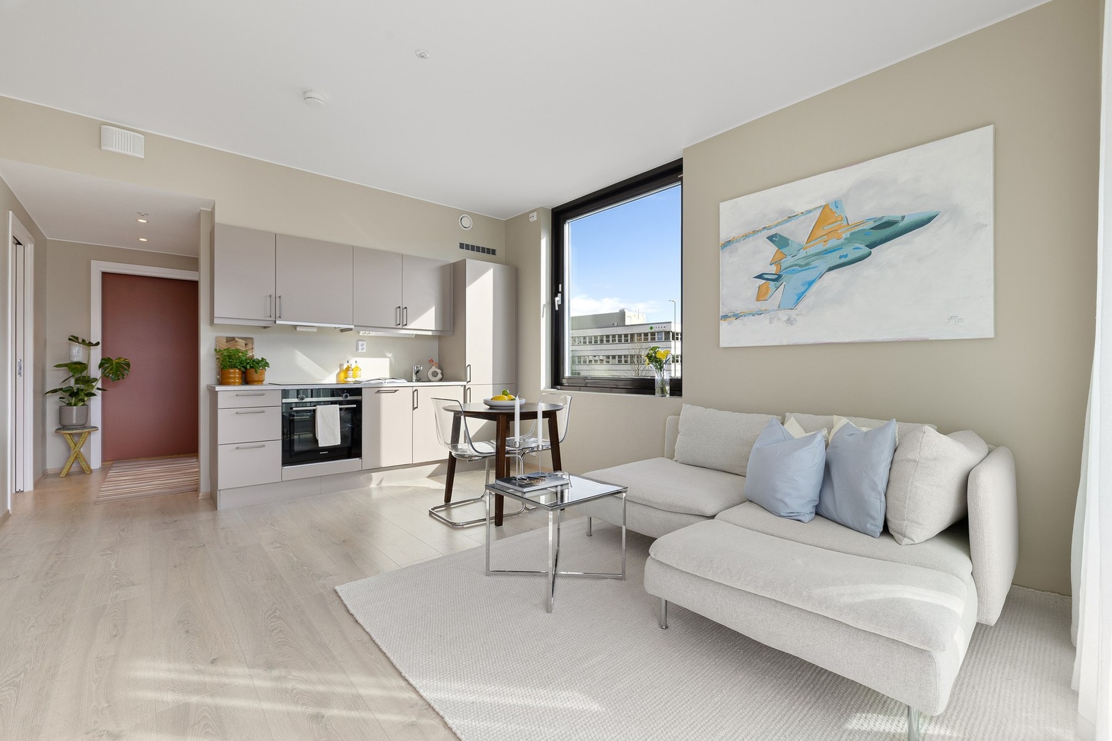 Felles for leiligheten (med unntak av badet) er det moderne 1-stavs laminatgulvet, og den lune og tidsriktige fargen på vegg. Galleribilde