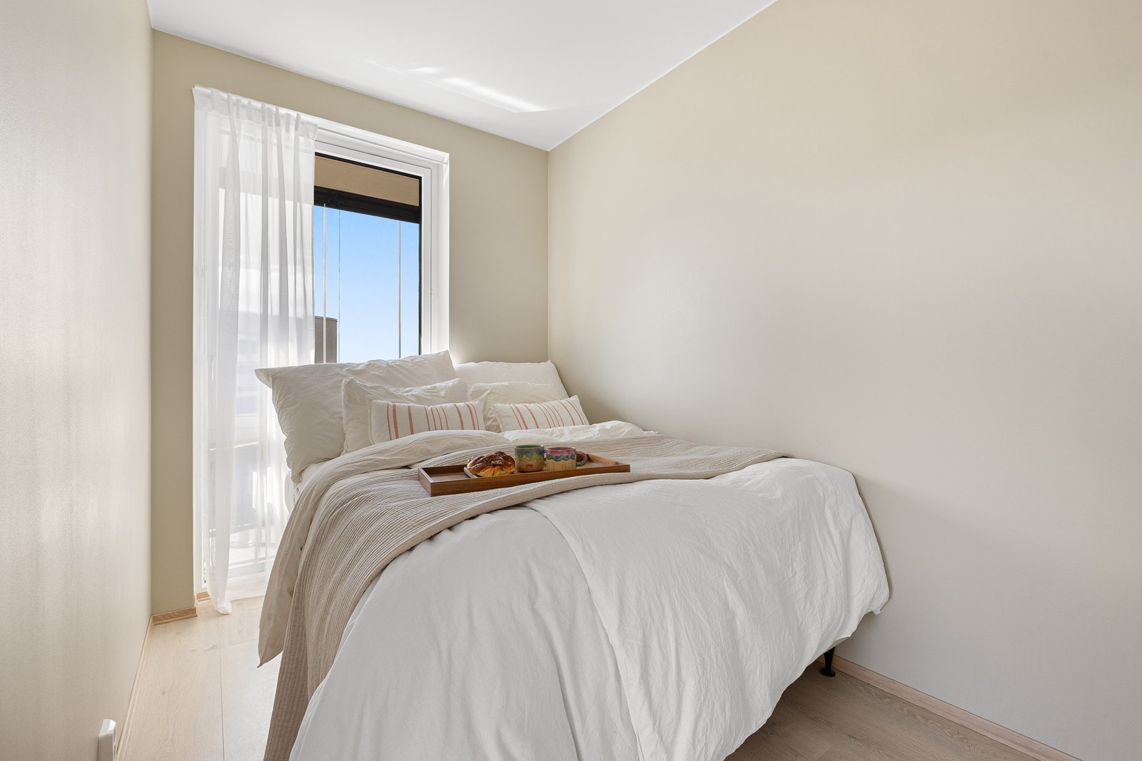 Soverommet måler romslige 8,7 kvm. Gir god plass til dobbeltseng, nattbord, garderobeløsning og annet ønskelig. Galleribilde