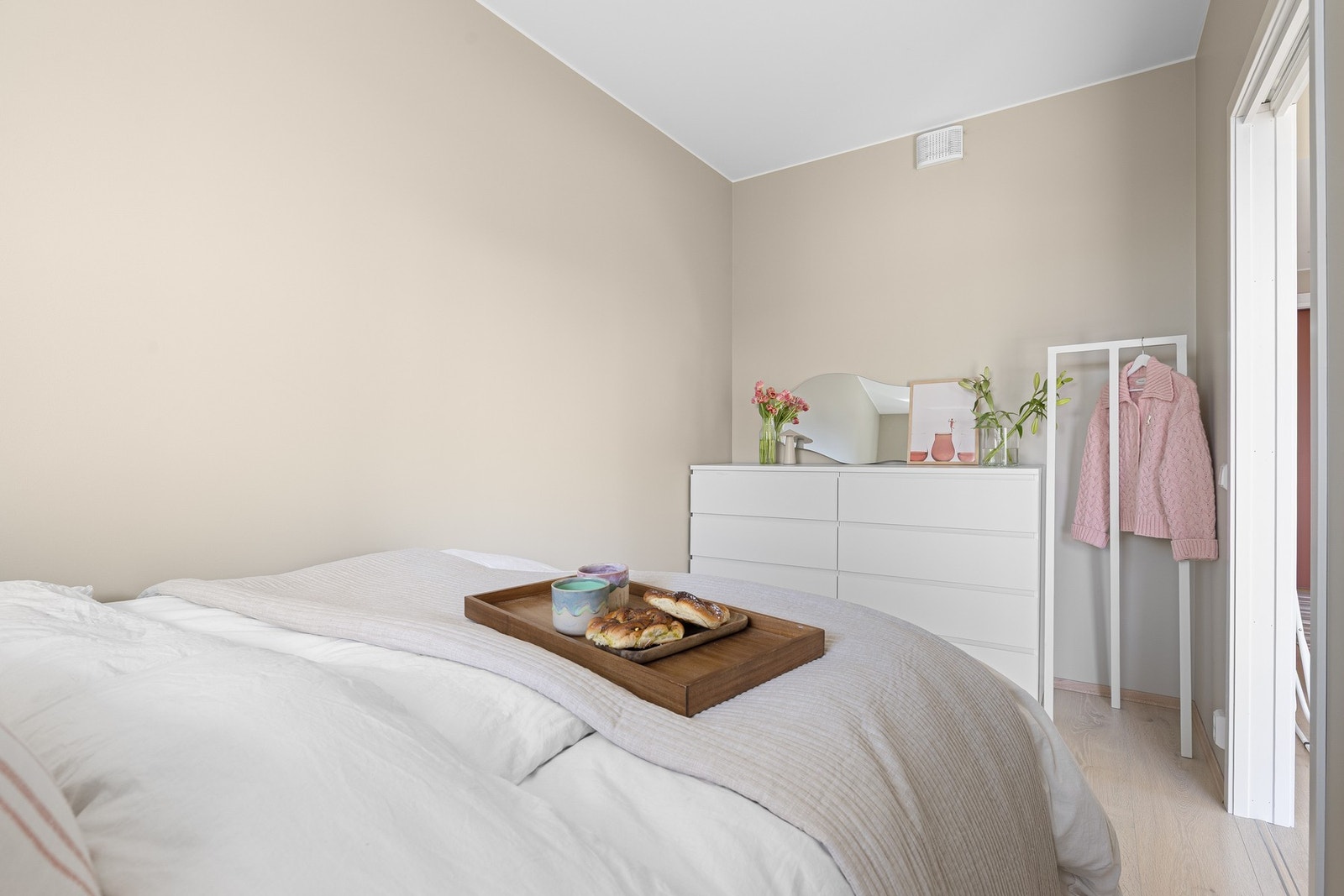 Stor vindusflate kombinert med en lys farge på vegg, gir en lun og behagelig atmosfære. Galleribilde