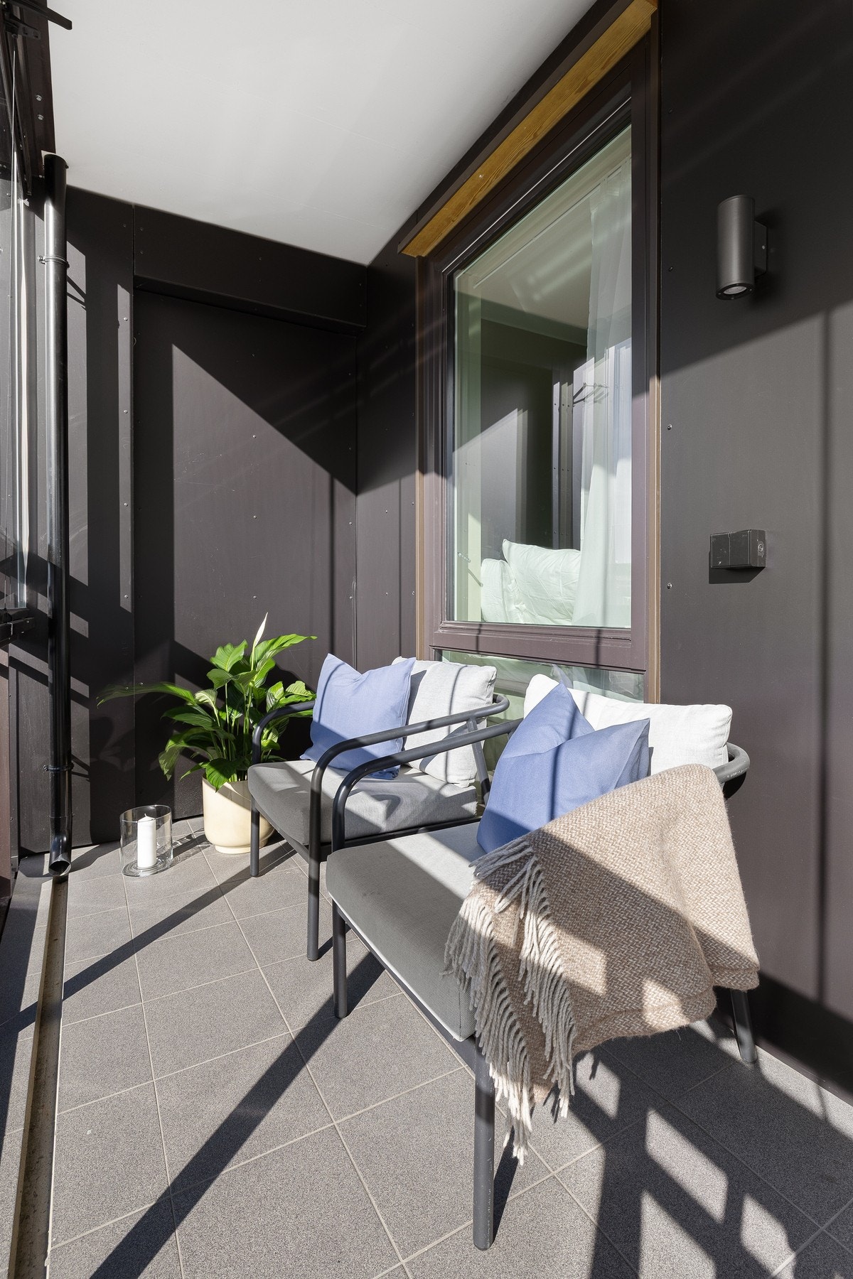 Detaljbilde. Balkongen har dobbeltstikk og utebelsyning på vegg. Balkongen suppleres for øvrig av felles takterrasse på nabobygget. Galleribilde