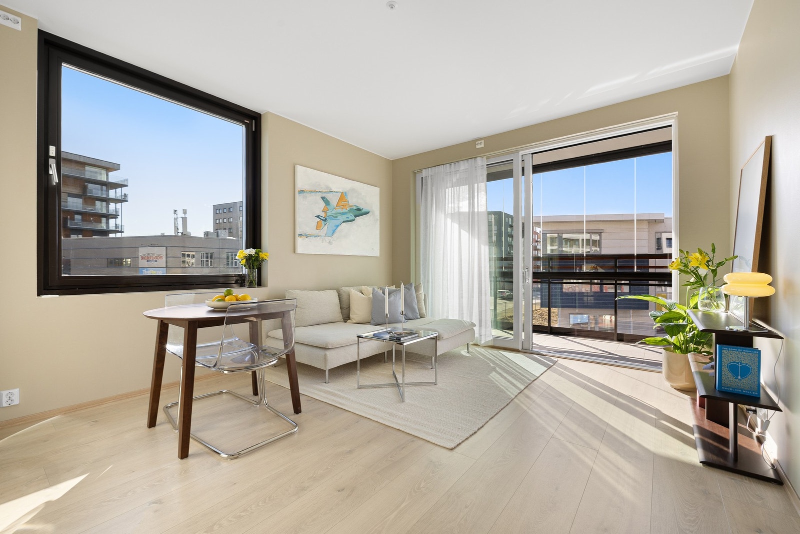 EiendomsMegler 1 v/ Mads Larsen har gleden av å ønske velkommen til Ladebekken 46 B - En meget lekker og strøken 2-roms selveier med en god hjørnebeliggenhet på Øvre Nyhavna! (Foto: Nonstad Foto - Julian Nonstad). Galleribilde