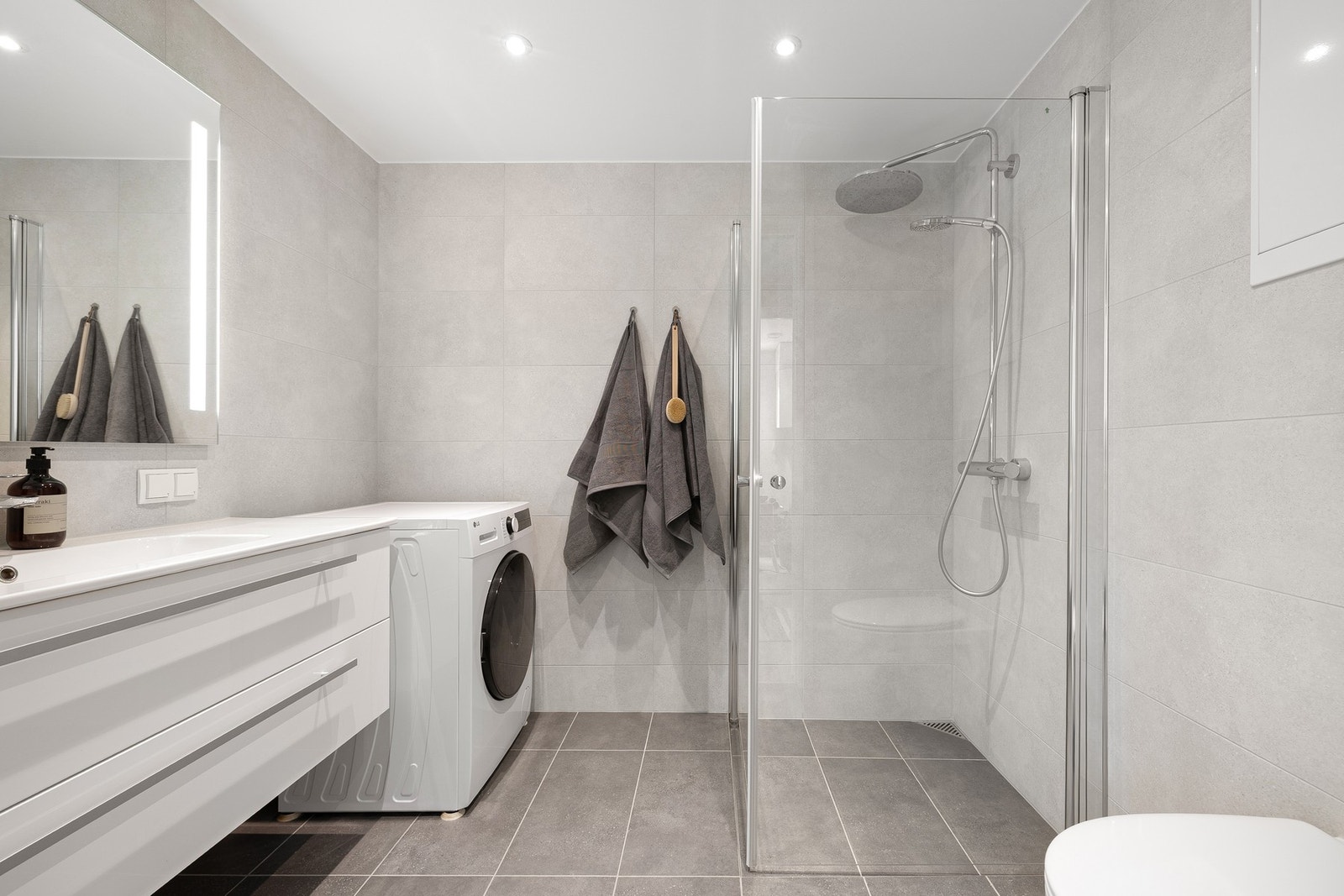 Leilighetens flotte baderom måler 4,6 kvm og har fliser på gulv og vegger. I det flislagte baderomsgulvet har du vannbåren gulvvarme. Spotter i himling. Galleribilde