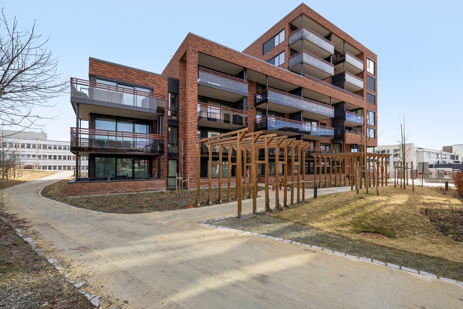 Fasadebilde. Pent og opparbeidet uteområde som oppleves frodig og grønt på sommerhalvåret. Galleribilde