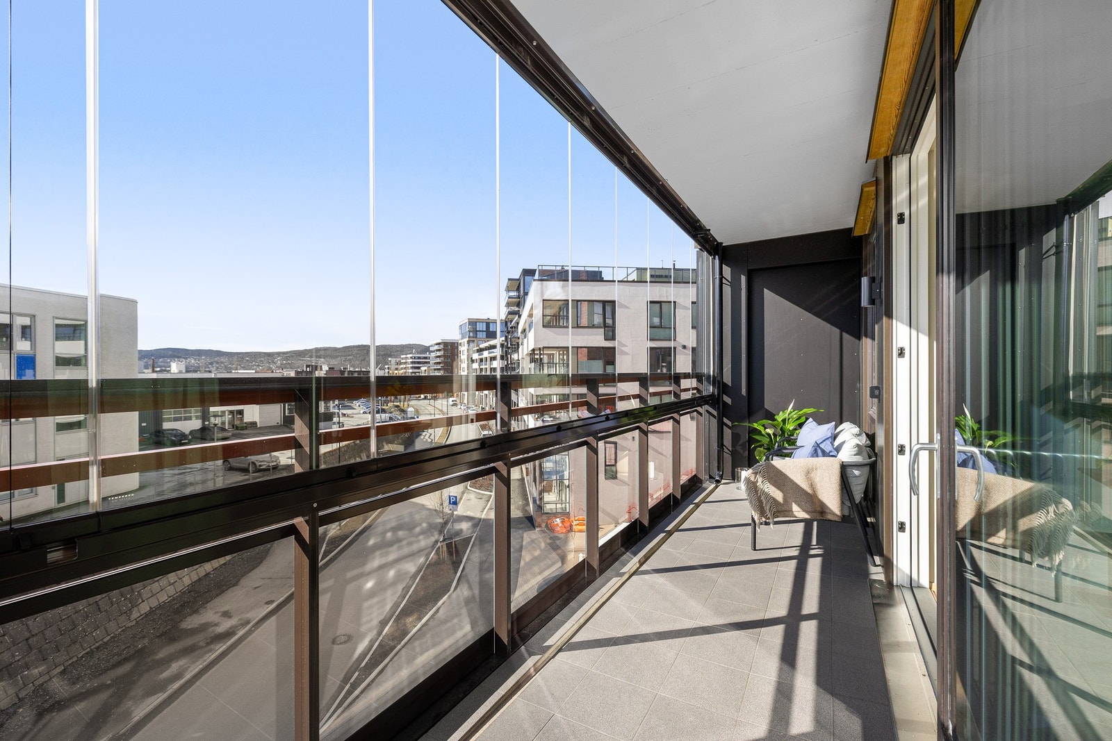 Bildet viser balkongen innglasset. Gir rom for å bruke balkongen også utover sommerhalvåret. Galleribilde