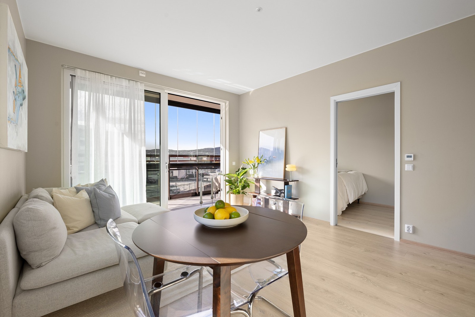 Leiligheten måler 42 kvm (BRA-i) og inneholder entré, intern bod, bad, stue/kjøkken og soverom. Utover dette har du også en ekstern bod i byggets underetasje. Galleribilde