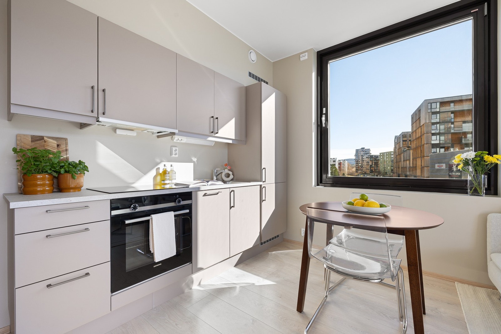 Kjøkkenet inneholder integrerte hvitevarer som platetopp, stekeovn, kjøl/fryseskap og oppvaskmaskin. Dette medfølger i handelen. Galleribilde