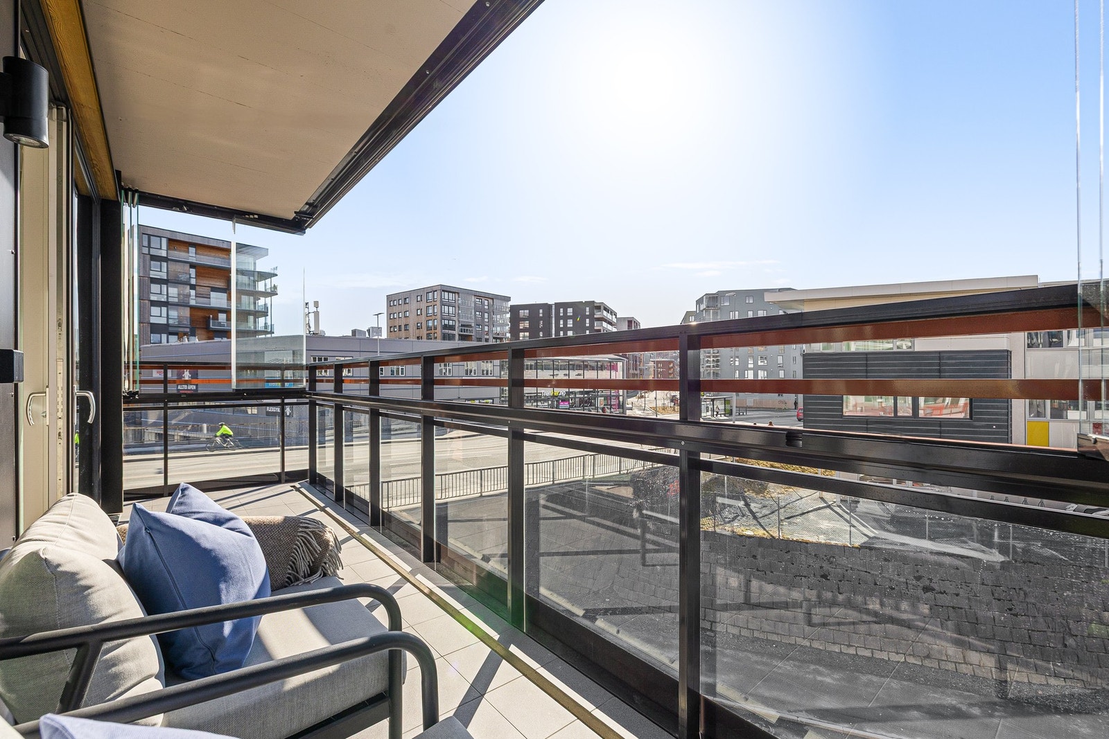 I forlengelse av stuen kommer du ut til en sørvendt og solrik balkong på 9,1 kvm. Her kan du velge mellom å ha det åpent og luftig, eller innglasset. Galleribilde