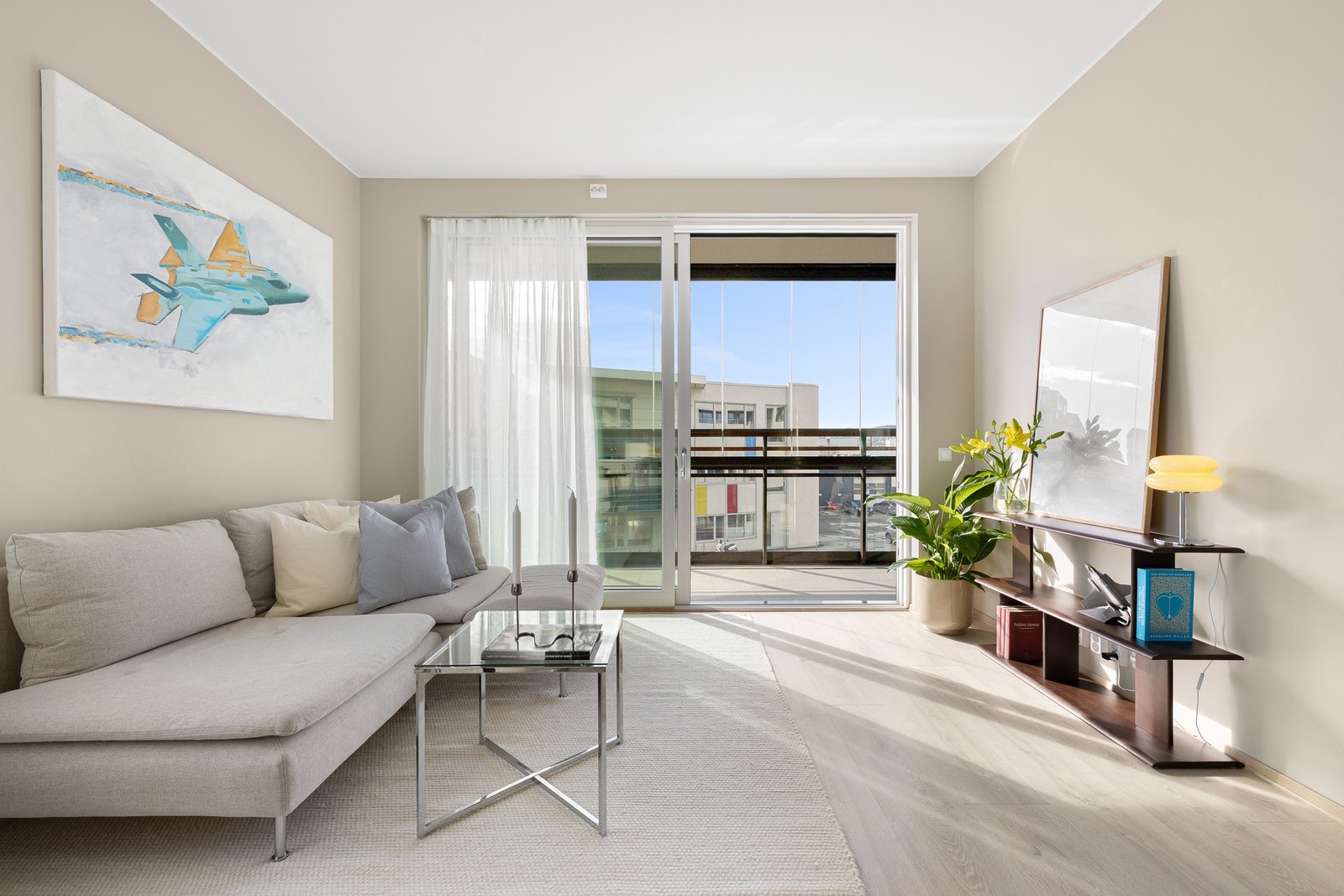 Stue og kjøkken er i en åpen løsning og rommer 17,6 kvm. Her er det gode muligheter til å etablere både en spise- og sittegruppe. Galleribilde