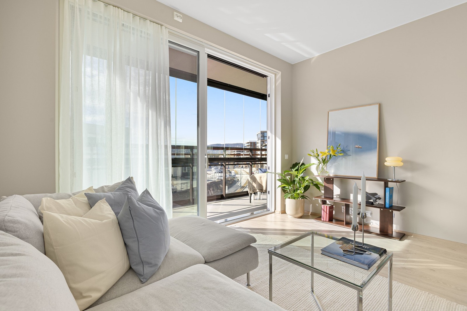 I leilighetens lave felleskostnader er "alt" inkludert. Blant annet utgifter tilknyttet fjernvarme (stipulert forbruk), elektroniske fellesavtaler, bygningsforsikring, kontingent fellesareal og generelle driftskostnader mm. Galleribilde