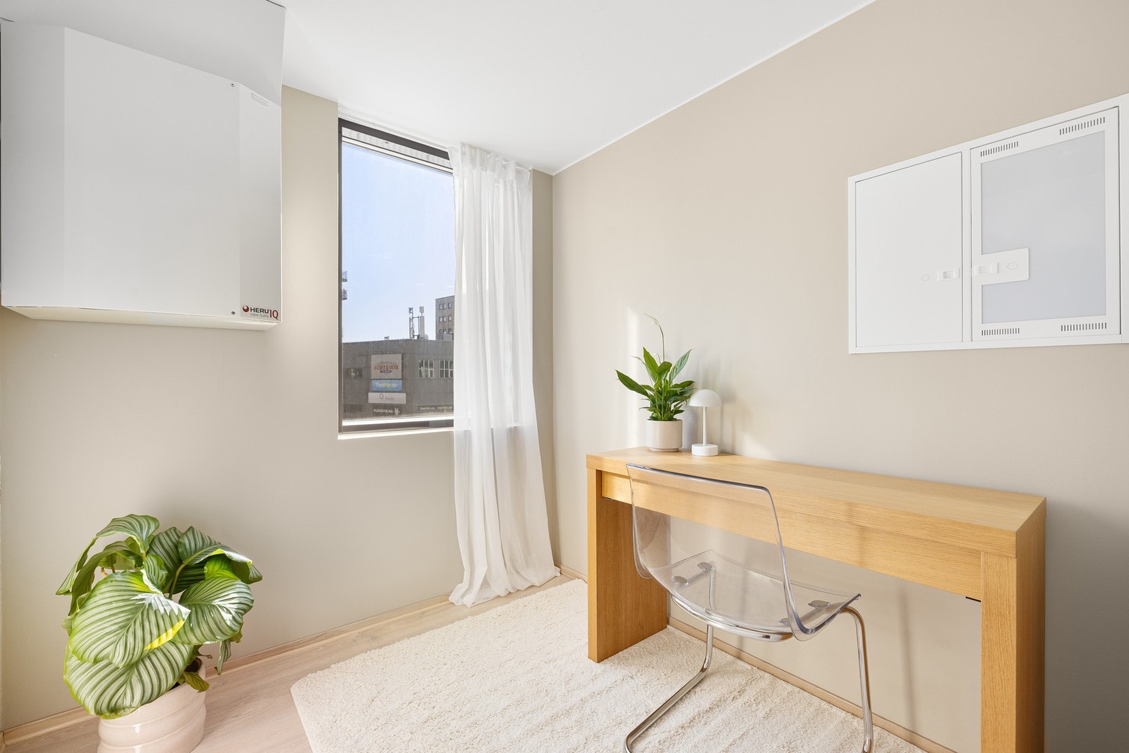 Den interne boden, kan oppleves som en forlengelse av entréen, og rommer 4,3 kvm. God plass til generell lagring, oppbevaring av sko og oppheng av yttertøy. Her finner du også leilighetens sikringsskap og ventilasjonsaggregat. Galleribilde