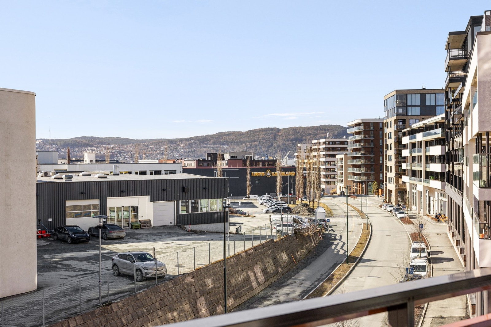 Leiligheten ligger i en høy 2. etasje (oppleves som 4.) og gir med det god oversikt over nærområdet. Snurr Nyhavna er bare et steinkast lengre ned gaten, nyt en god kopp kaffe eller ferske bakevarer. Galleribilde